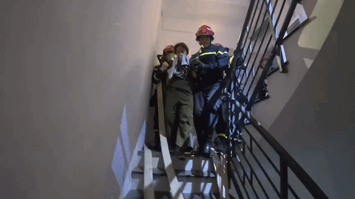 Công an TP.HCM giải cứu 2 người mắc kẹt trong vụ cháy tòa nhà spa, massage- Ảnh 1. Công an TP.HCM giải cứu 2 người mắc kẹt trong vụ cháy tòa nhà spa, massage- Ảnh 1.