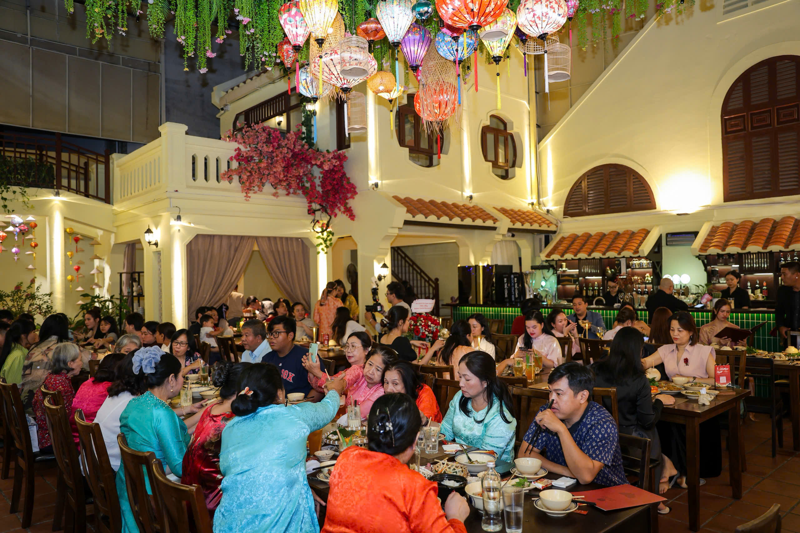 Bất ngờ m&acirc;m cỗ tết 3 miền ngay tại TP.HCM: Thực kh&aacute;ch h&agrave;o hứng 'ăn tết sớm' - Ảnh 4.