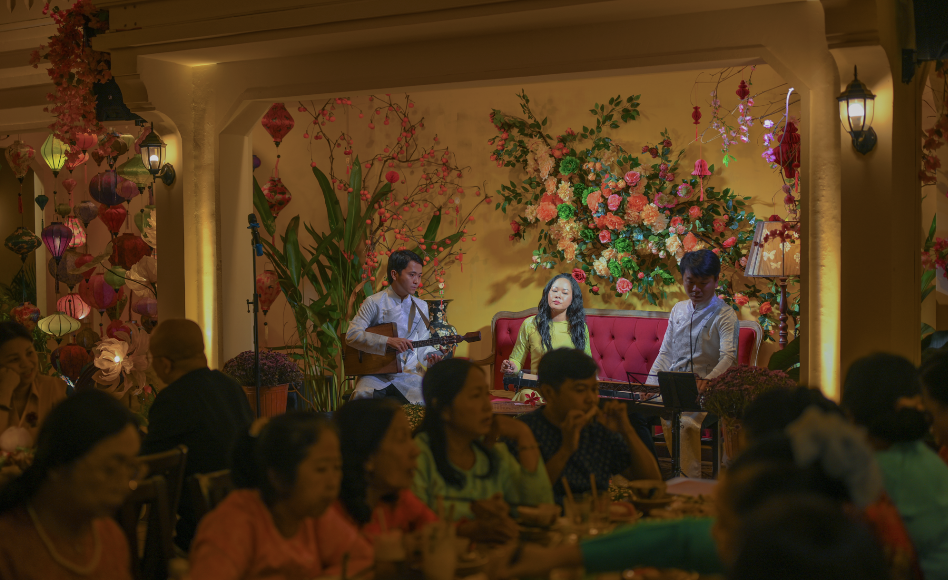 Bất ngờ m&acirc;m cỗ tết 3 miền ngay tại TP.HCM: Thực kh&aacute;ch h&agrave;o hứng 'ăn tết sớm' - Ảnh 11.