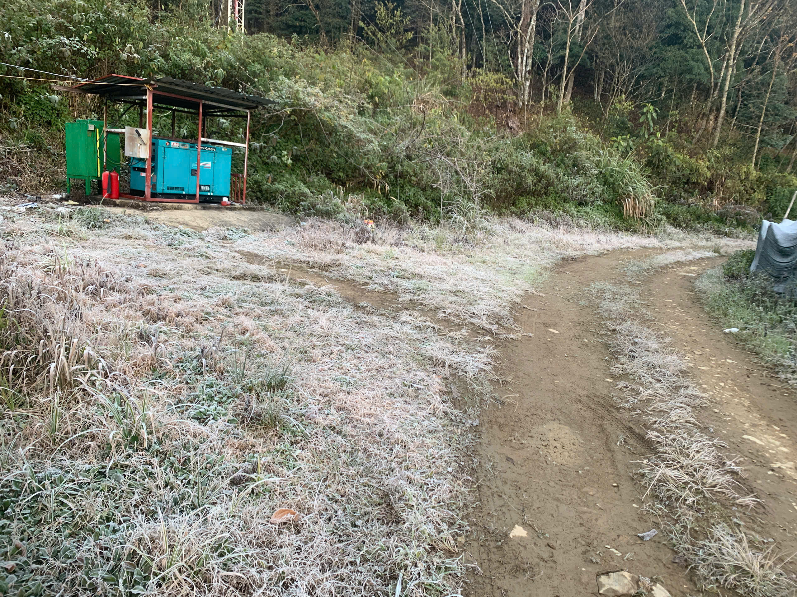 Nhiệt độ xuống dưới 0 độ C, băng gi&aacute; xuất hiện ở miền n&uacute;i Nghệ An - Ảnh 1.