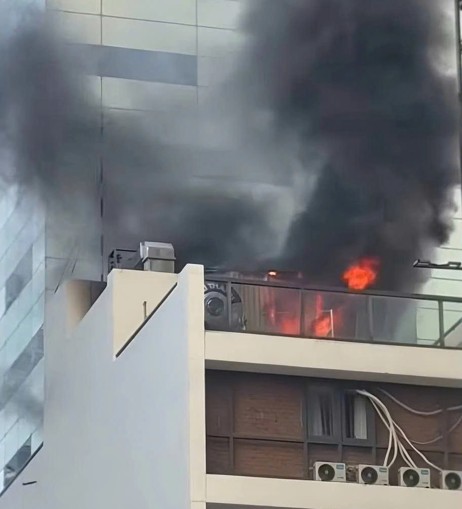 Công an TP.HCM giải cứu 2 người mắc kẹt trong vụ cháy tòa nhà spa, massage- Ảnh 5. Công an TP.HCM giải cứu 2 người mắc kẹt trong vụ cháy tòa nhà spa, massage- Ảnh 5.