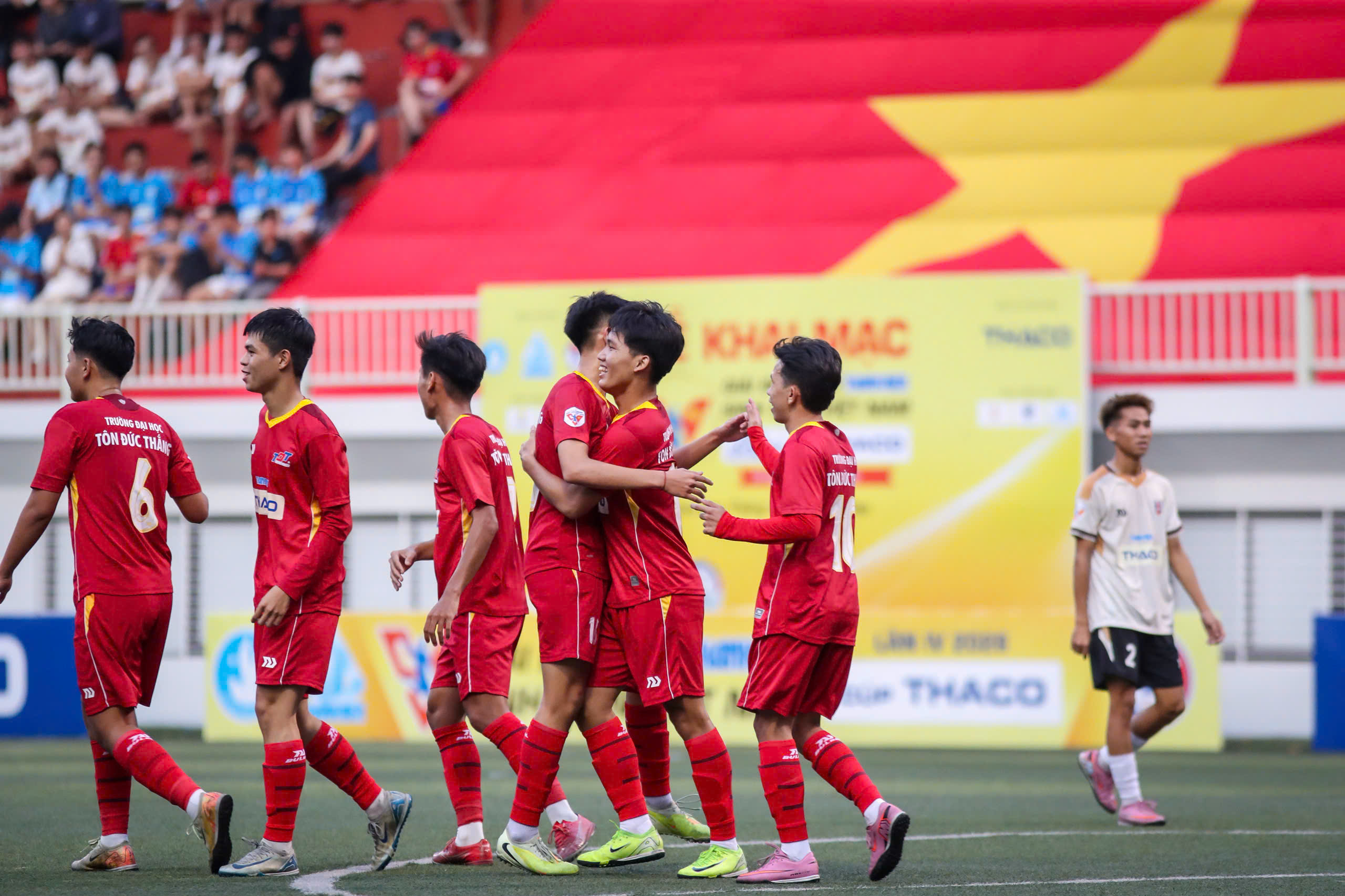Những h&igrave;nh ảnh đẹp, tr&agrave;n đầy năng lượng tại ng&agrave;y khai mạc TNSV THACO cup 2026 - Ảnh 2.