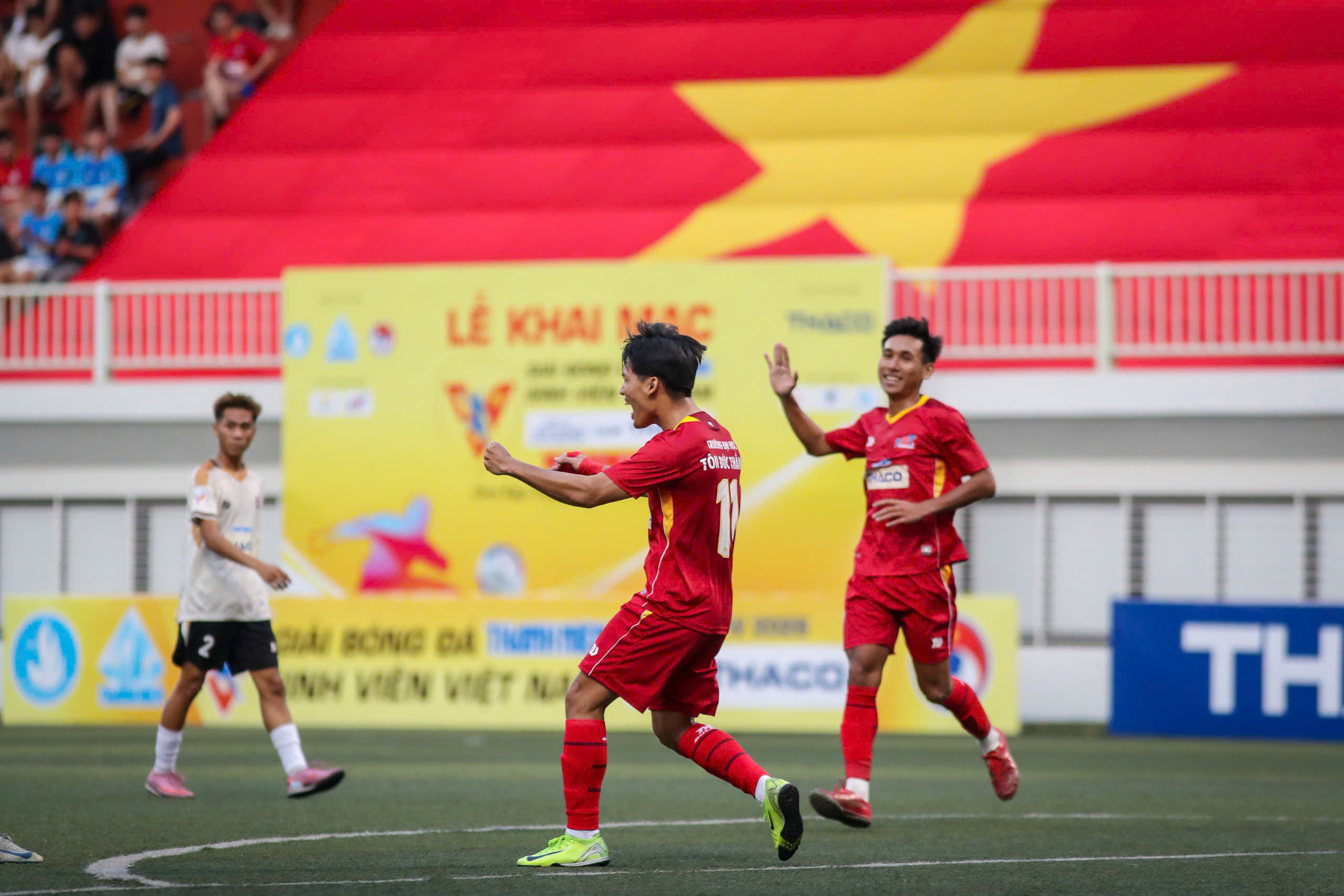 Những h&igrave;nh ảnh đẹp, tr&agrave;n đầy năng lượng tại ng&agrave;y khai mạc TNSV THACO cup 2026 - Ảnh 1.