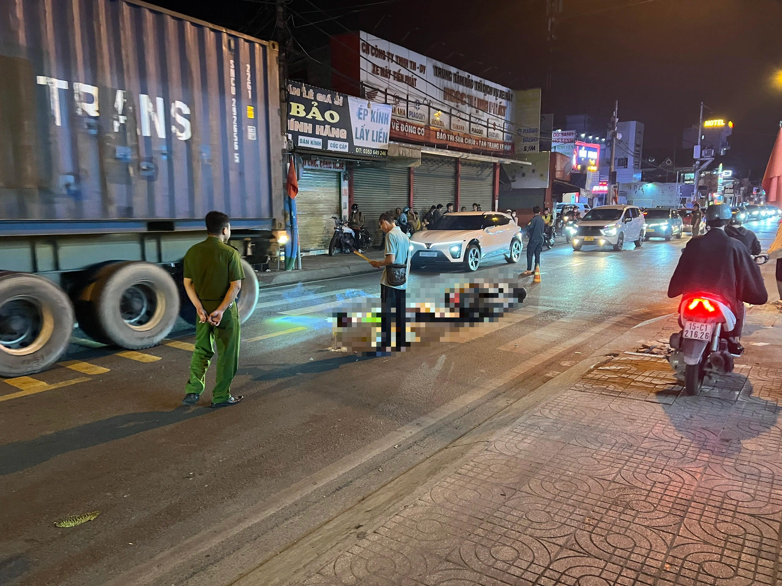 TP.HCM: Phát hiện người đàn ông tử vong giữa đường, thi thể không nguyên vẹn- Ảnh 1. TP.HCM: Phát hiện người đàn ông tử vong giữa đường, thi thể không nguyên vẹn- Ảnh 1.