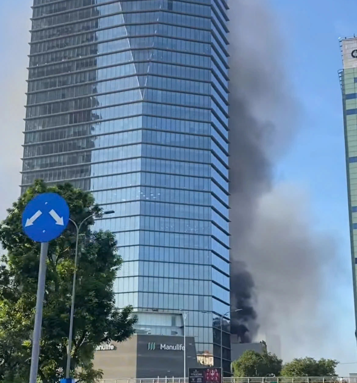 TP.HCM: Cháy sân thượng tòa nhà kinh doanh spa gần cầu Ba Son- Ảnh 1.