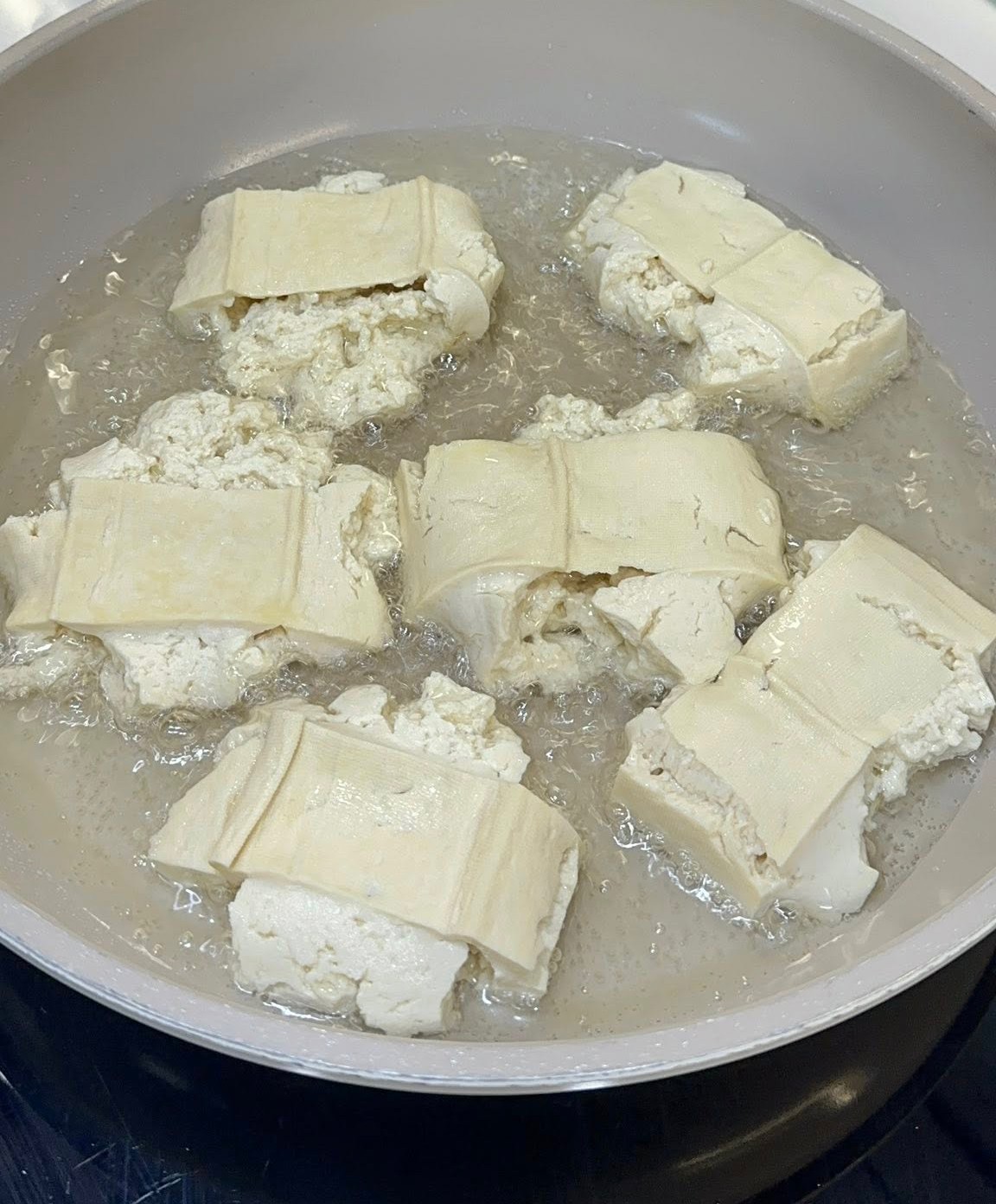 De nombreuses femmes ont essayé de faire frire du tofu aplati : la ...
