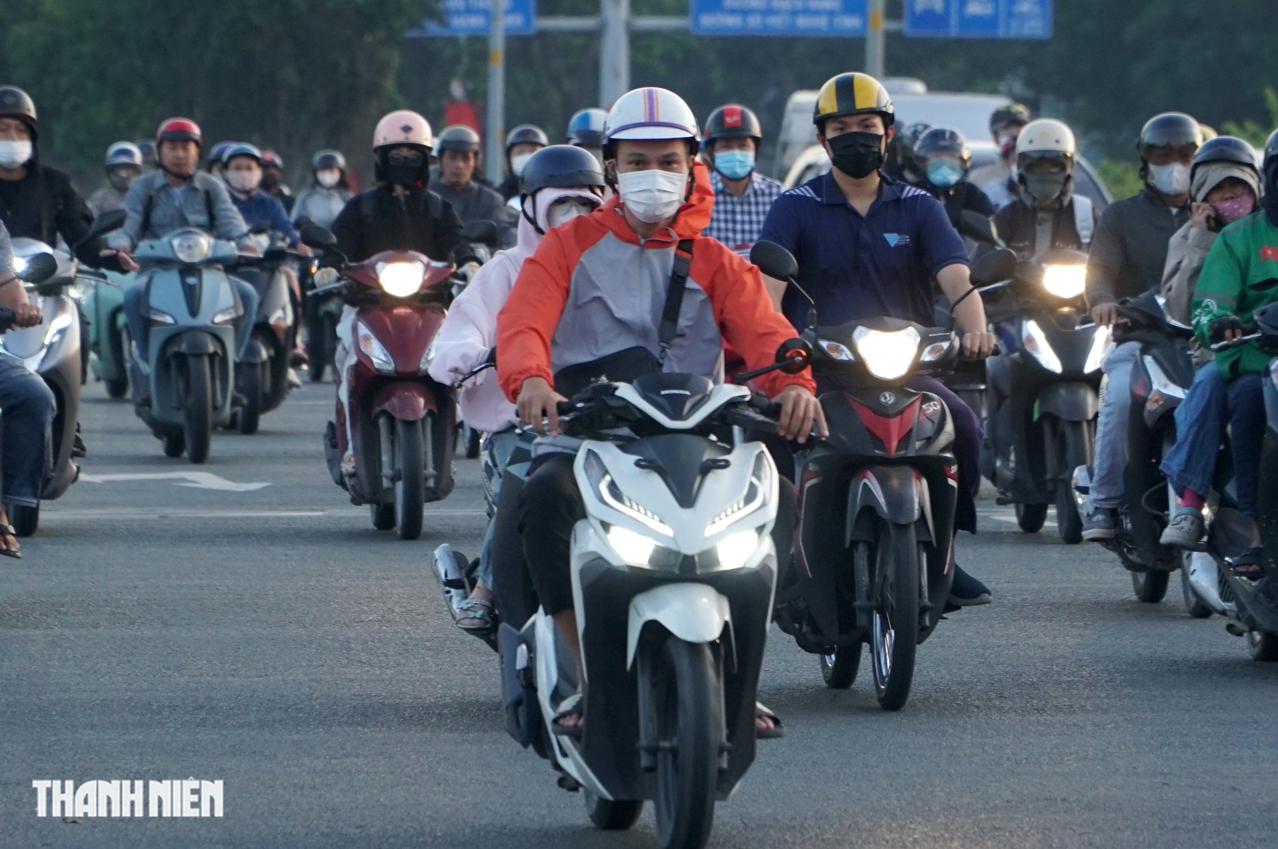 Nhiệt độ h&ocirc;m nay ở TP . HCM xuống 17 độ C , người d&acirc;n mặc &aacute;o kho&aacute;c chống lạnhNhiệt độ h&ocirc;m nay ở TP.HCM xuống 17 độ C, nhiều người mặc &aacute;o mưa chống lạnh - Ảnh 6.