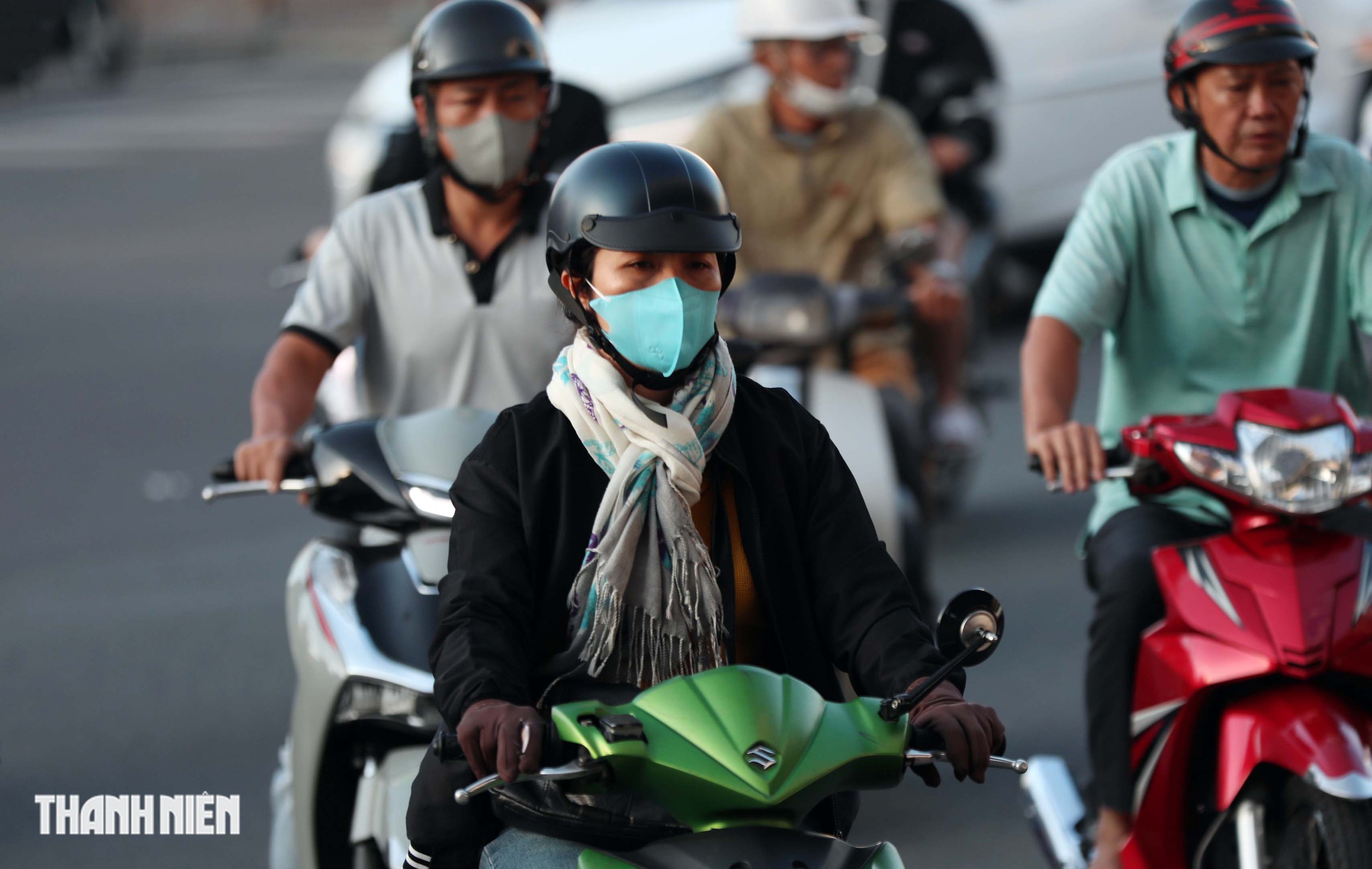 Sáng nay TP.HCM xuống 17 độ C, áo ấm, khăn choàng xuất hiện khắp phố- Ảnh 5. Sáng nay TP.HCM xuống 17 độ C, áo ấm, khăn choàng xuất hiện khắp phố- Ảnh 5.