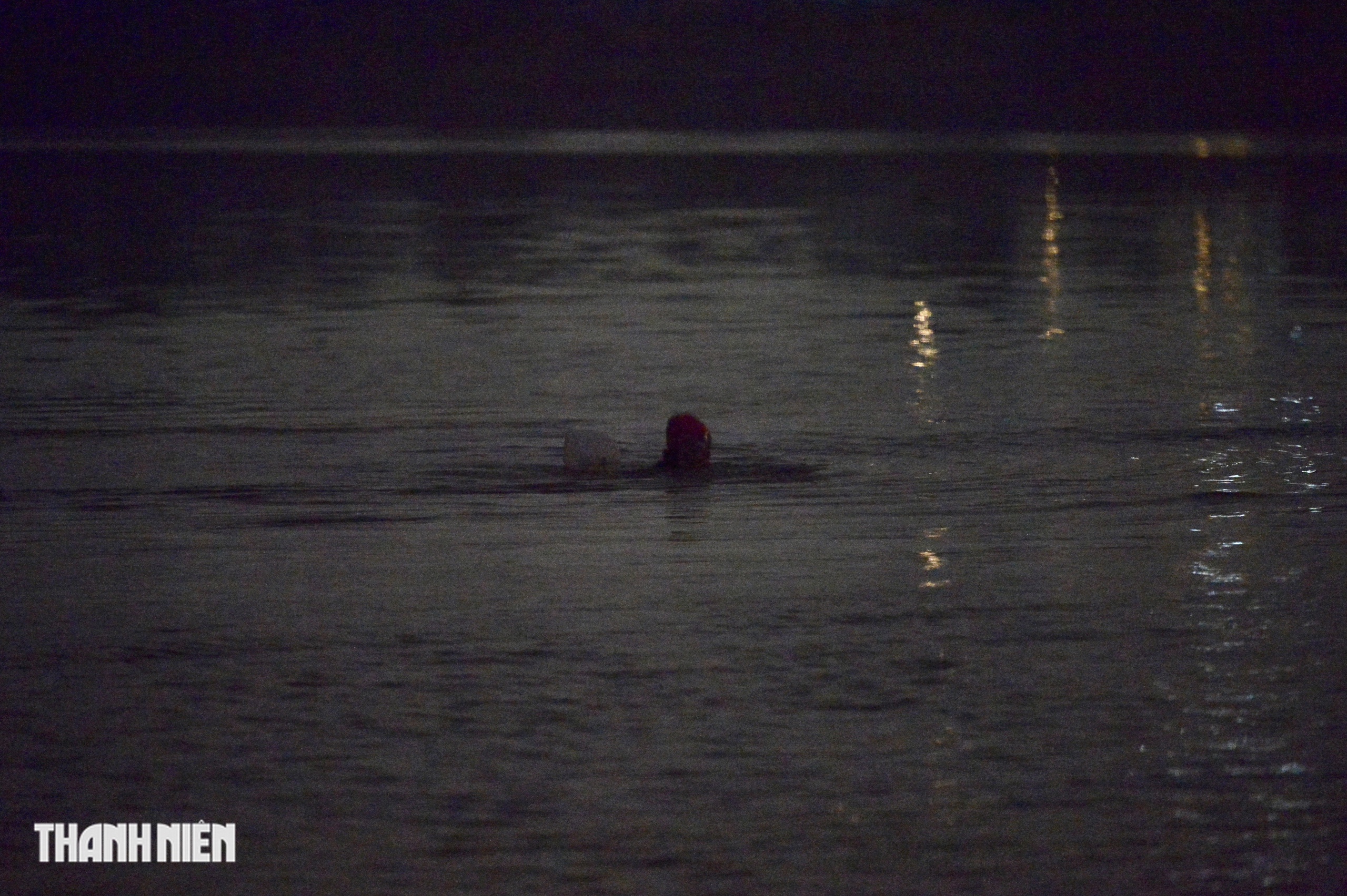 Những 'dị nh&acirc;n' bơi s&ocirc;ng Hồng dưới gi&aacute; r&eacute;t 8 độ C- Ảnh 4.