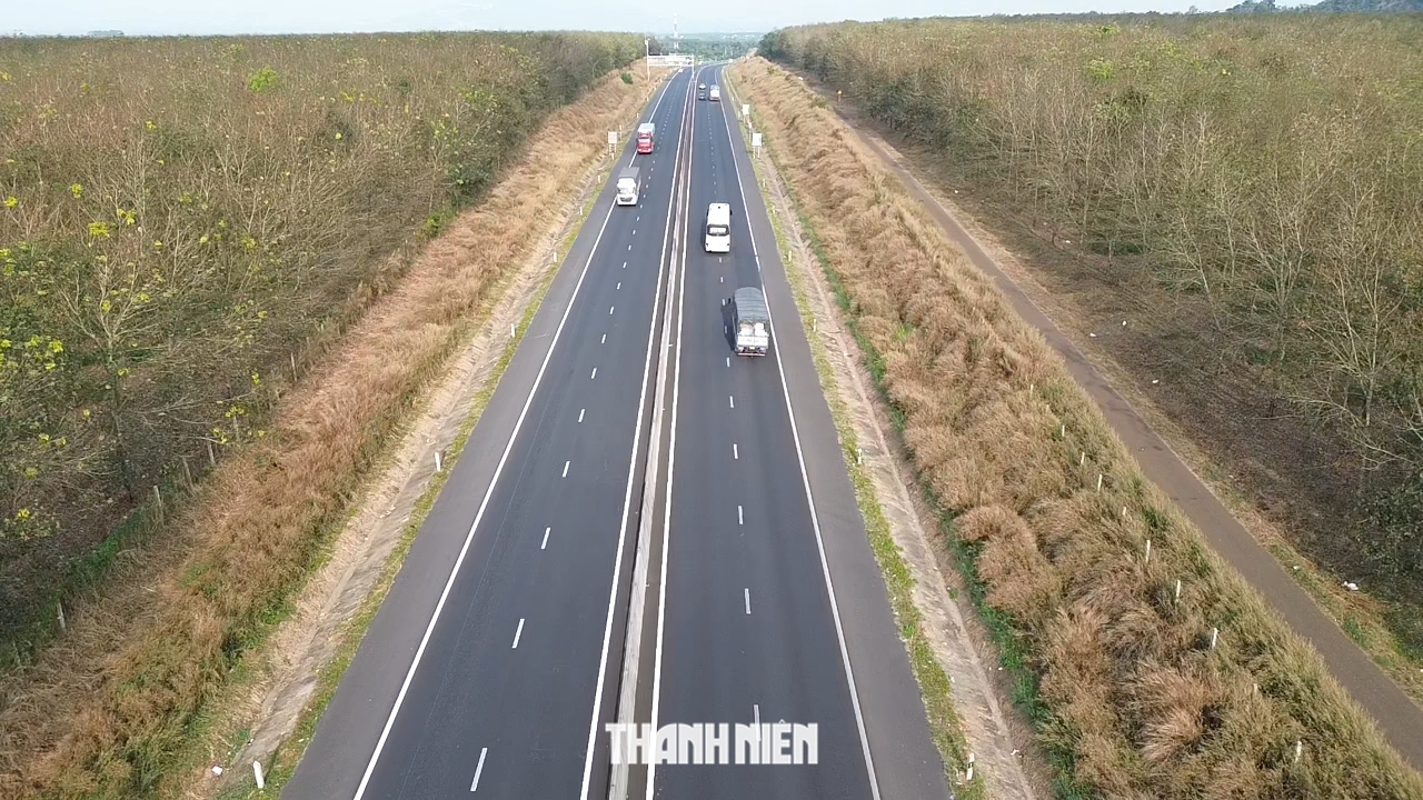 Cuối đông, cao tốc Phan Thiết - Dầu Giây qua rừng cao su đẹp 'lạnh lùng' - Ảnh 1.