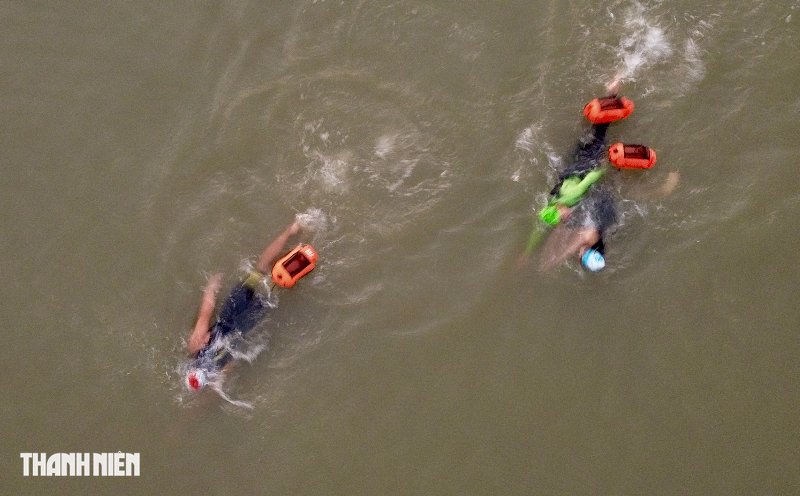 Những 'dị nh&acirc;n' bơi s&ocirc;ng Hồng dưới gi&aacute; r&eacute;t 8 độ C- Ảnh 9.