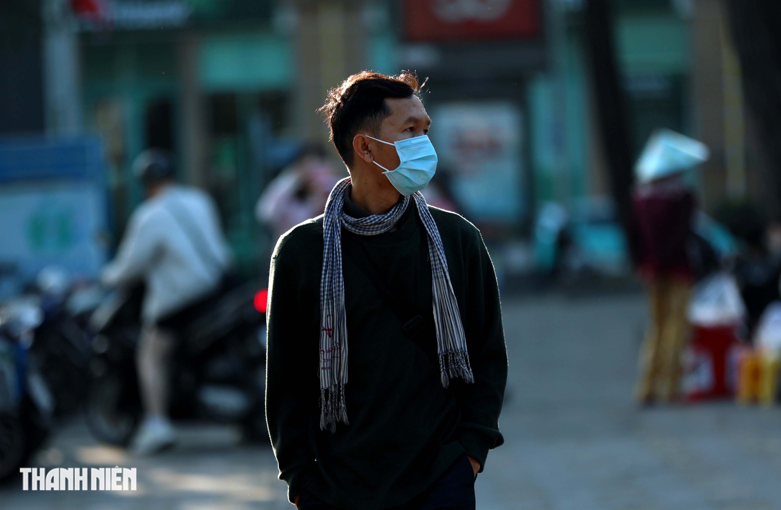 Sáng nay TP.HCM xuống 17 độ C, áo ấm, khăn choàng xuất hiện khắp phố- Ảnh 4. Sáng nay TP.HCM xuống 17 độ C, áo ấm, khăn choàng xuất hiện khắp phố- Ảnh 4.