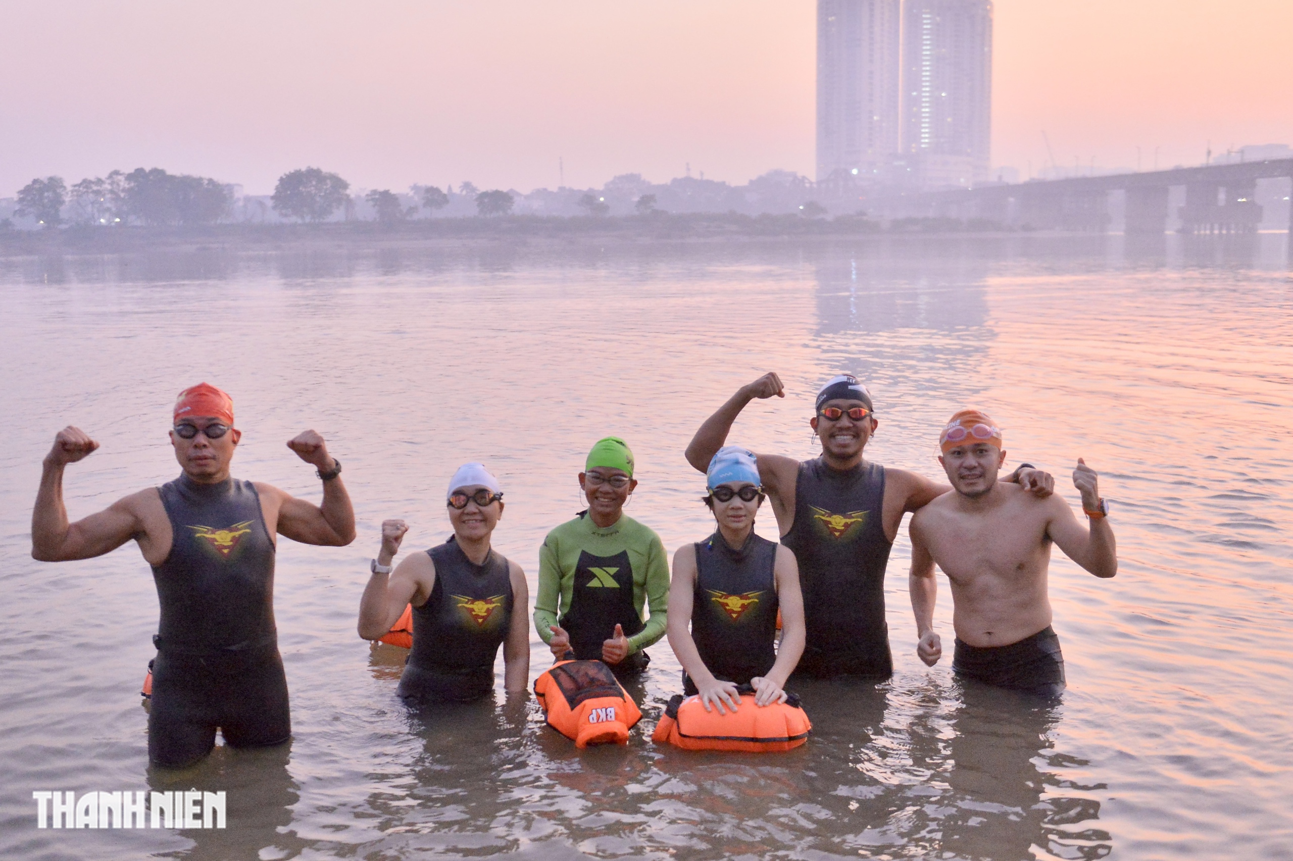 Những 'dị nh&acirc;n' bơi s&ocirc;ng Hồng dưới gi&aacute; r&eacute;t 8 độ C- Ảnh 14.