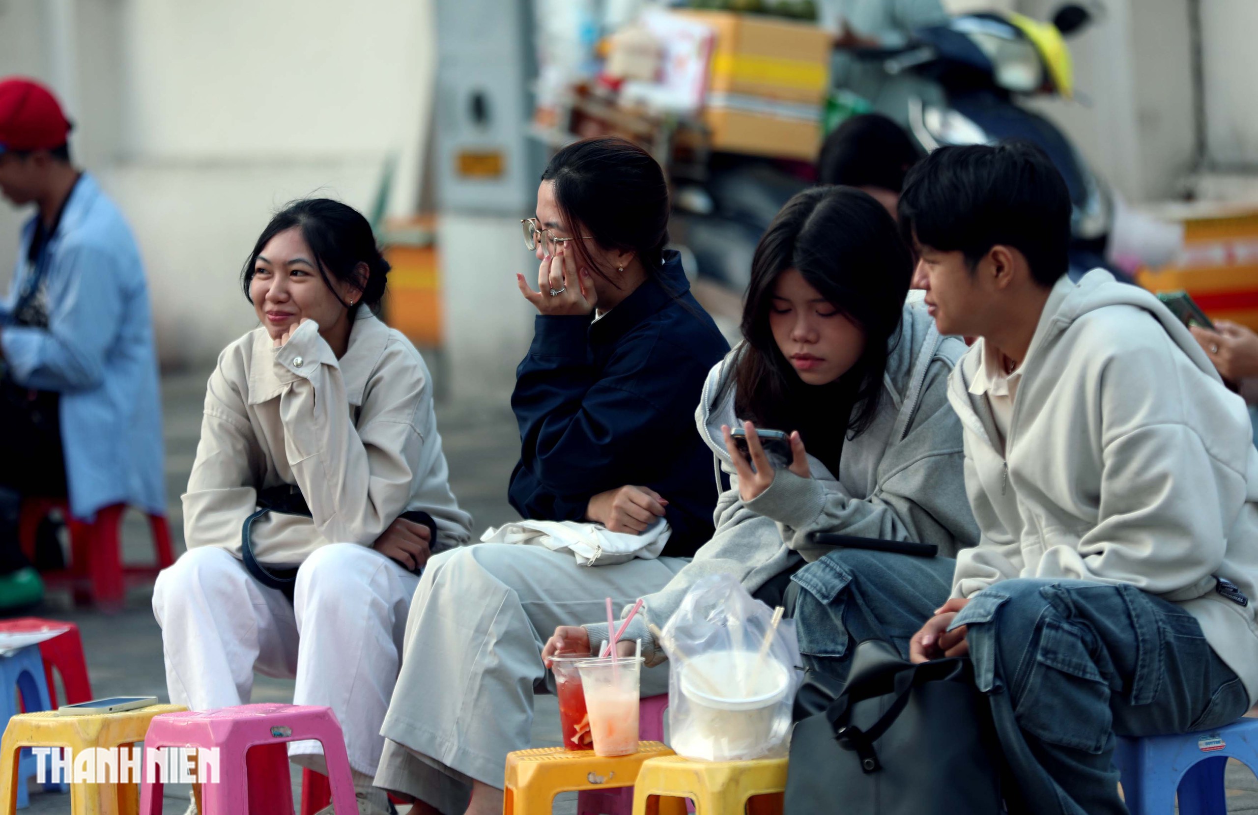 Sáng nay TP.HCM xuống 17 độ C, áo ấm, khăn choàng xuất hiện khắp phố- Ảnh 10. Sáng nay TP.HCM xuống 17 độ C, áo ấm, khăn choàng xuất hiện khắp phố- Ảnh 10.