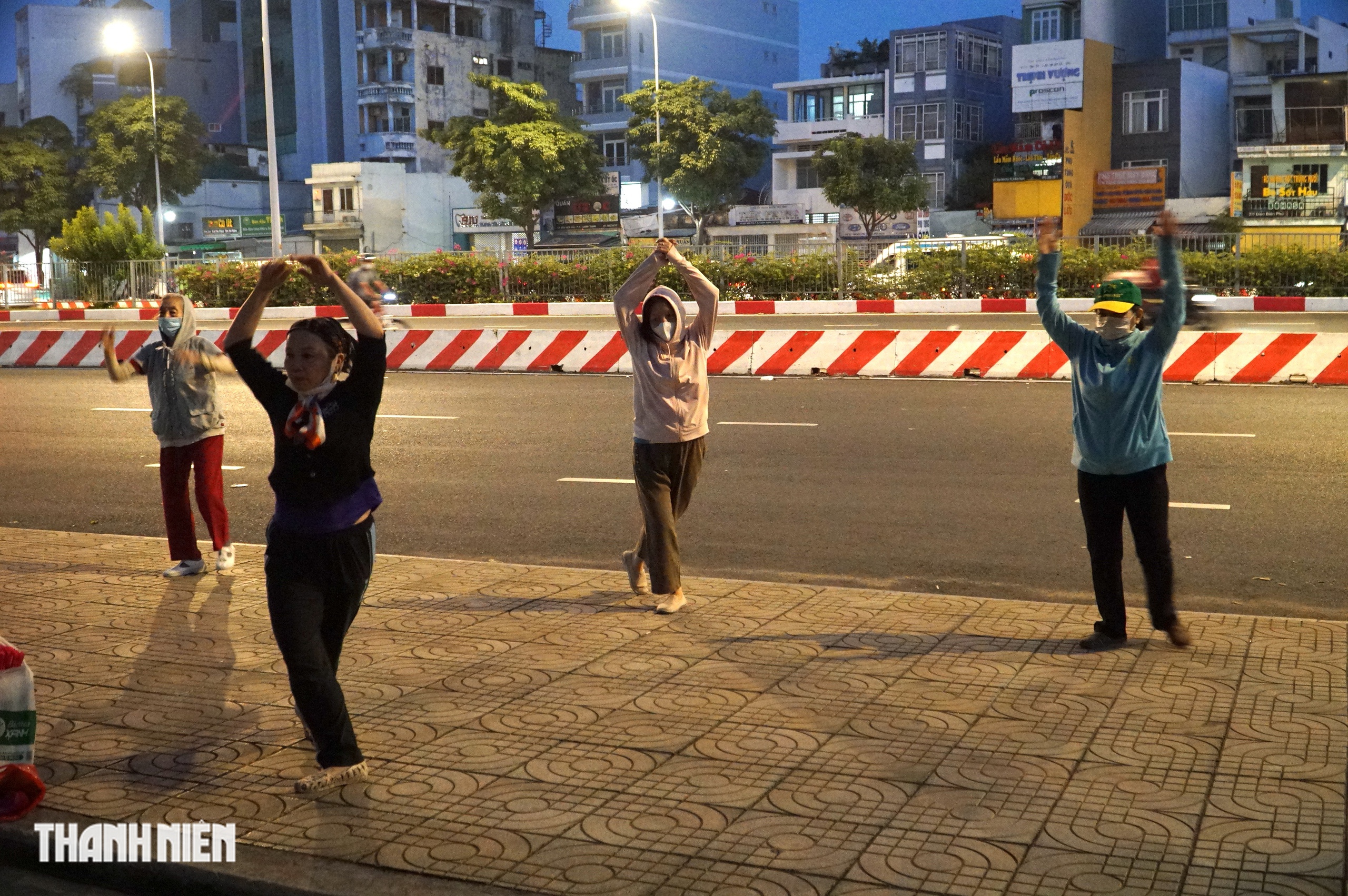 Nhiệt độ h&ocirc;m nay ở TP . HCM xuống 17 độ C , người d&acirc;n mặc &aacute;o kho&aacute;c chống lạnhNhiệt độ h&ocirc;m nay ở TP.HCM xuống 17 độ C, nhiều người mặc &aacute;o mưa chống lạnh - Ảnh 3.