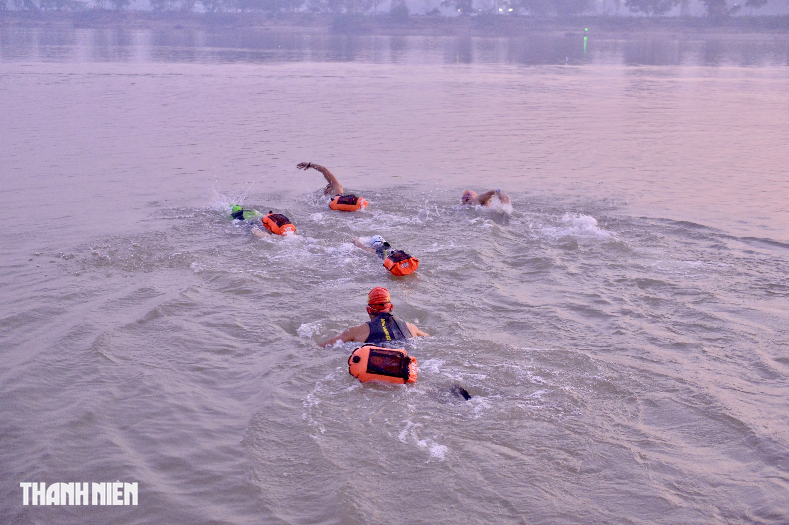 Những 'dị nh&acirc;n' bơi s&ocirc;ng Hồng dưới gi&aacute; r&eacute;t 8 độ C- Ảnh 6.