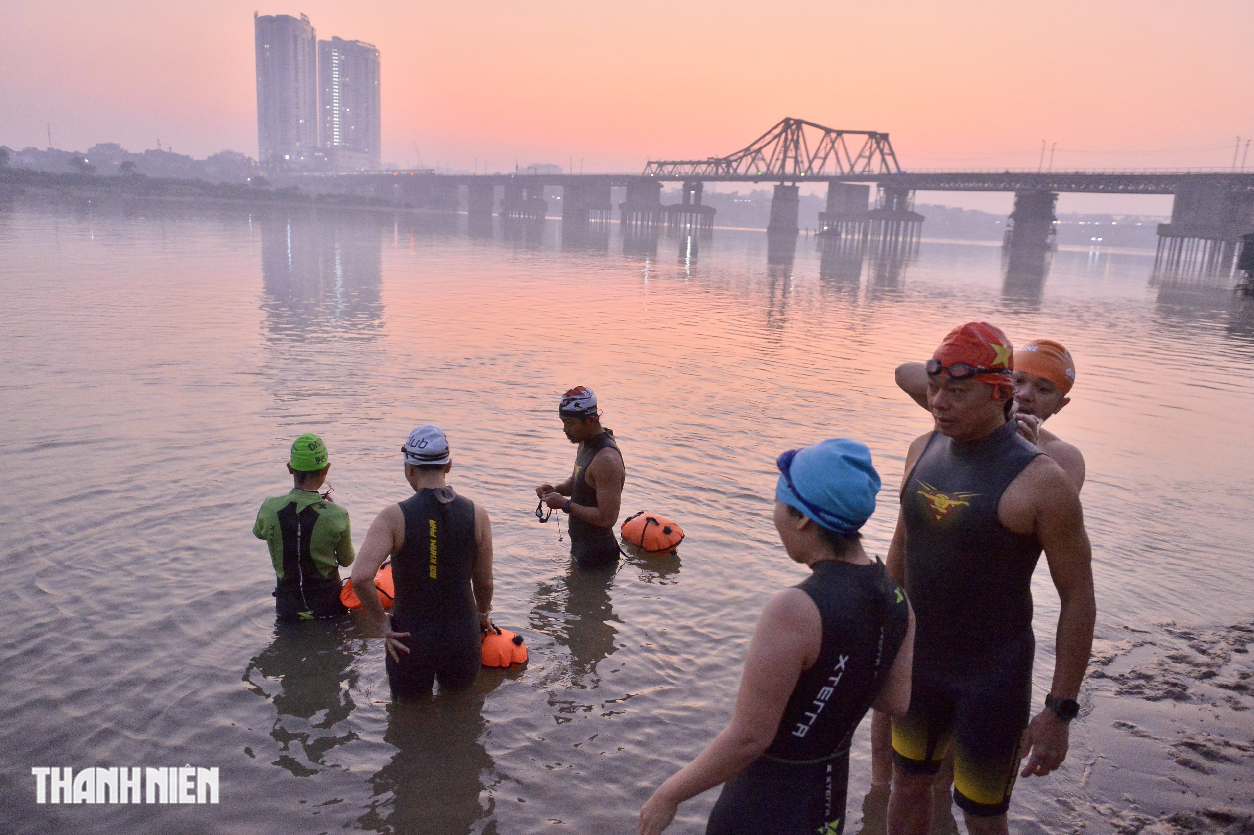 Những 'dị nh&acirc;n' bơi s&ocirc;ng Hồng dưới gi&aacute; r&eacute;t 8 độ C- Ảnh 5.