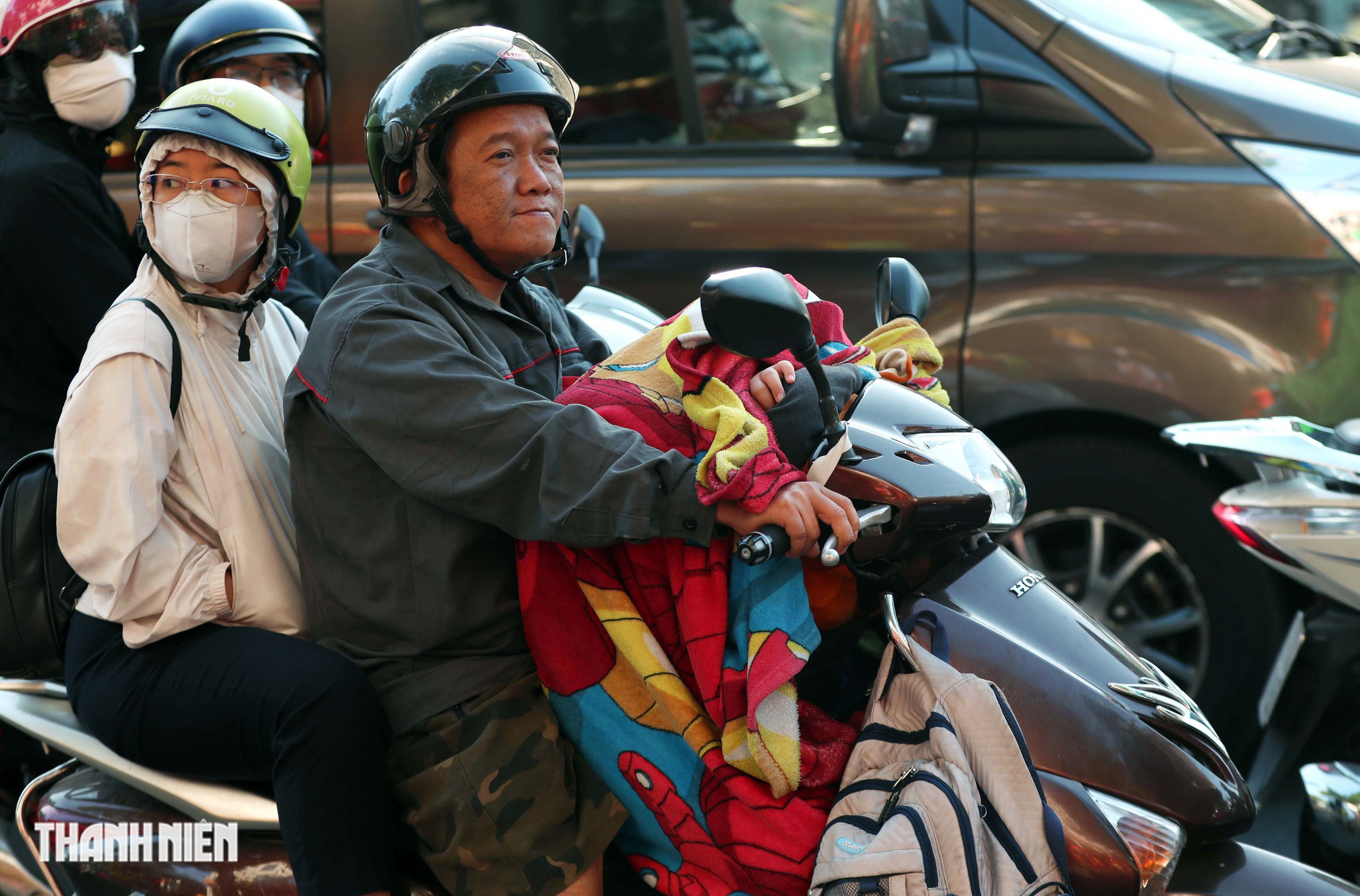 Sáng nay TP.HCM xuống 17 độ C, áo ấm, khăn choàng xuất hiện khắp phố- Ảnh 7. Sáng nay TP.HCM xuống 17 độ C, áo ấm, khăn choàng xuất hiện khắp phố- Ảnh 7.