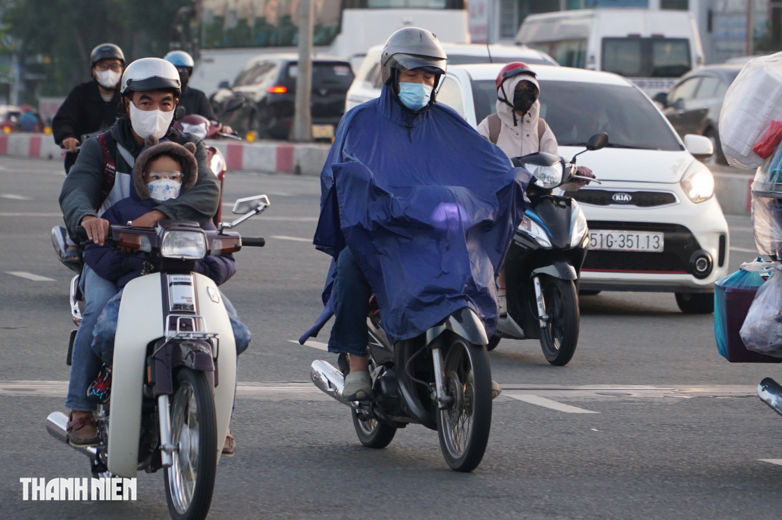 Nhiệt độ h&ocirc;m nay ở TP . HCM xuống 17 độ C , người d&acirc;n mặc &aacute;o kho&aacute;c chống lạnhNhiệt độ h&ocirc;m nay ở TP.HCM xuống 17 độ C, nhiều người mặc &aacute;o mưa chống lạnh - Ảnh 7.