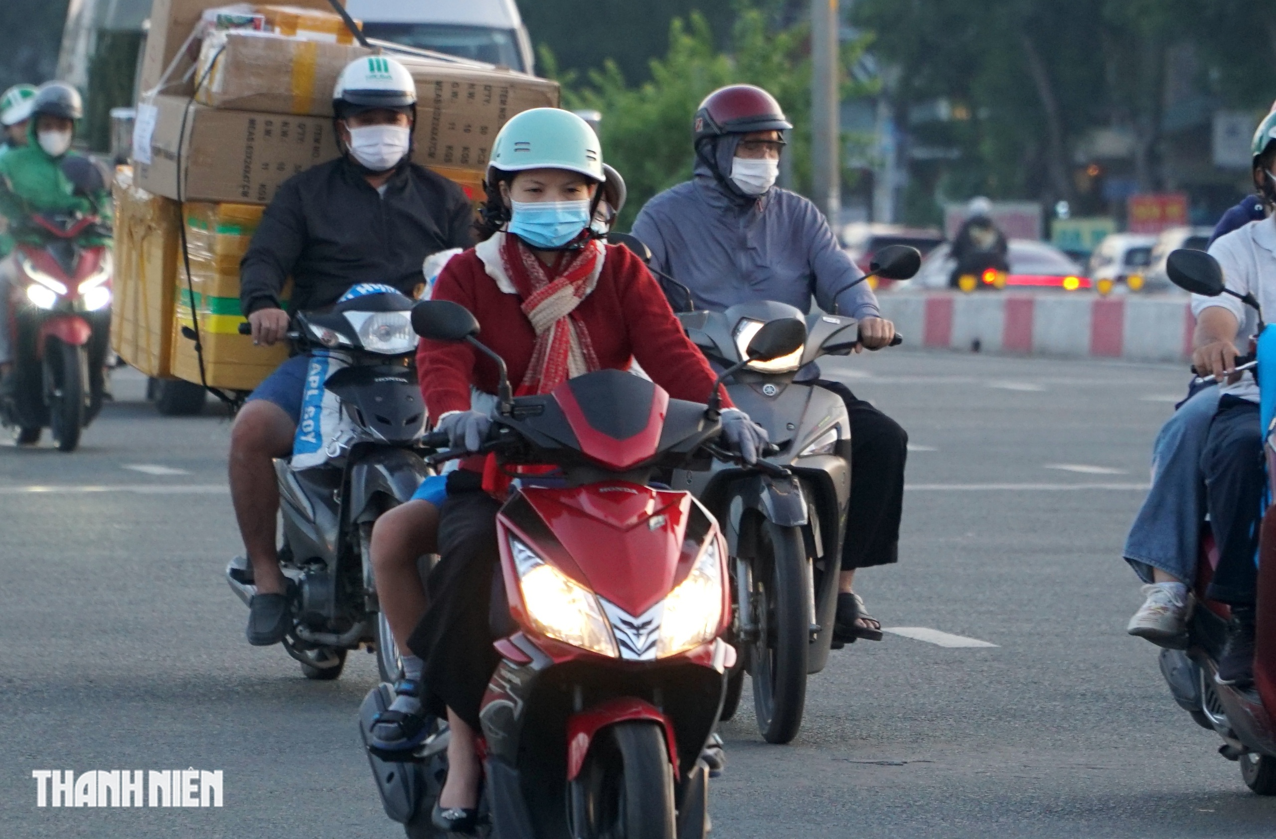 Nhiệt độ h&ocirc;m nay ở TP . HCM xuống 17 độ C , người d&acirc;n mặc &aacute;o kho&aacute;c chống lạnhNhiệt độ h&ocirc;m nay ở TP.HCM xuống 17 độ C, nhiều người mặc &aacute;o mưa chống lạnh - Ảnh 8.