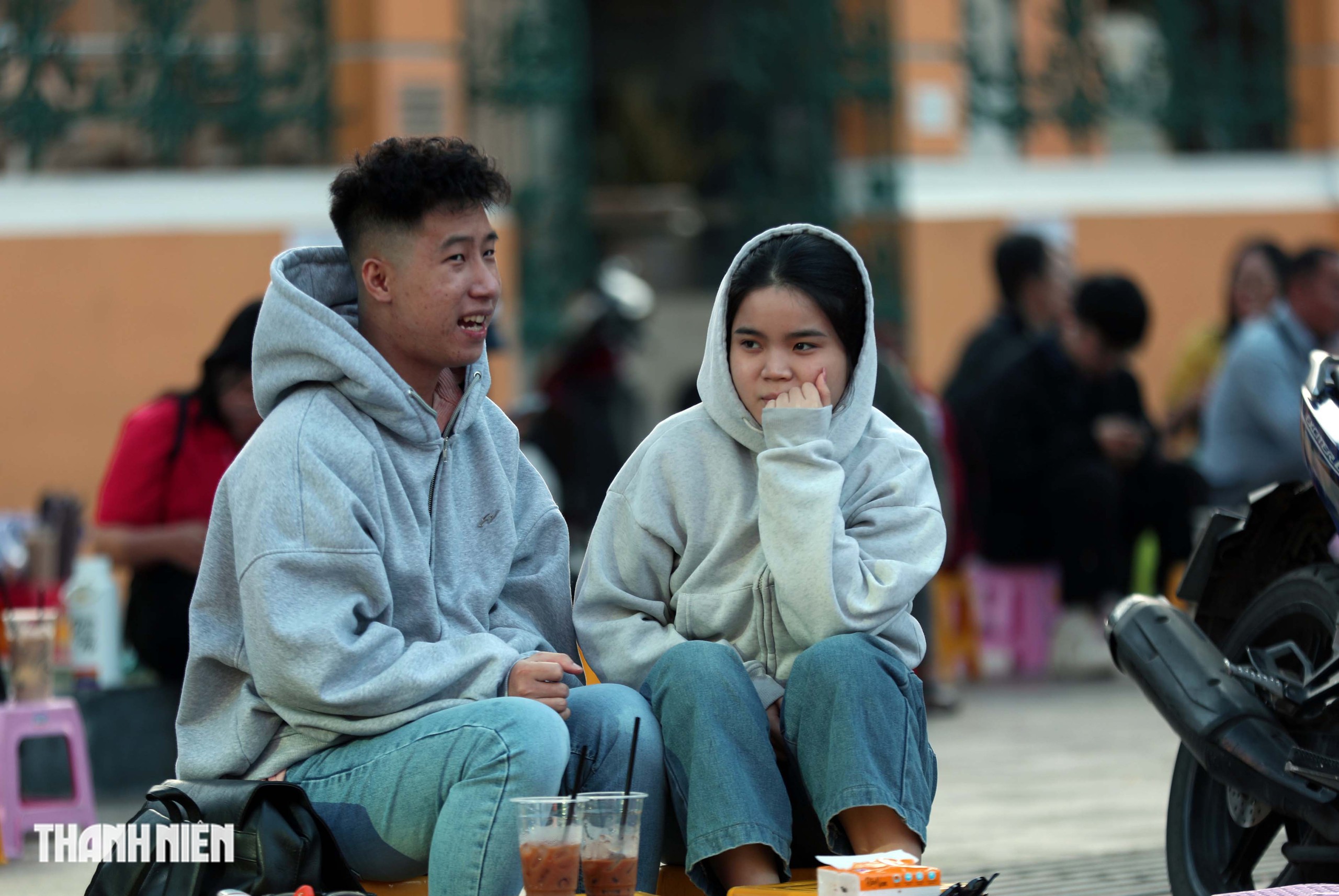 Sáng nay TP.HCM xuống 17 độ C, áo ấm, khăn choàng xuất hiện khắp phố- Ảnh 9. Sáng nay TP.HCM xuống 17 độ C, áo ấm, khăn choàng xuất hiện khắp phố- Ảnh 9.