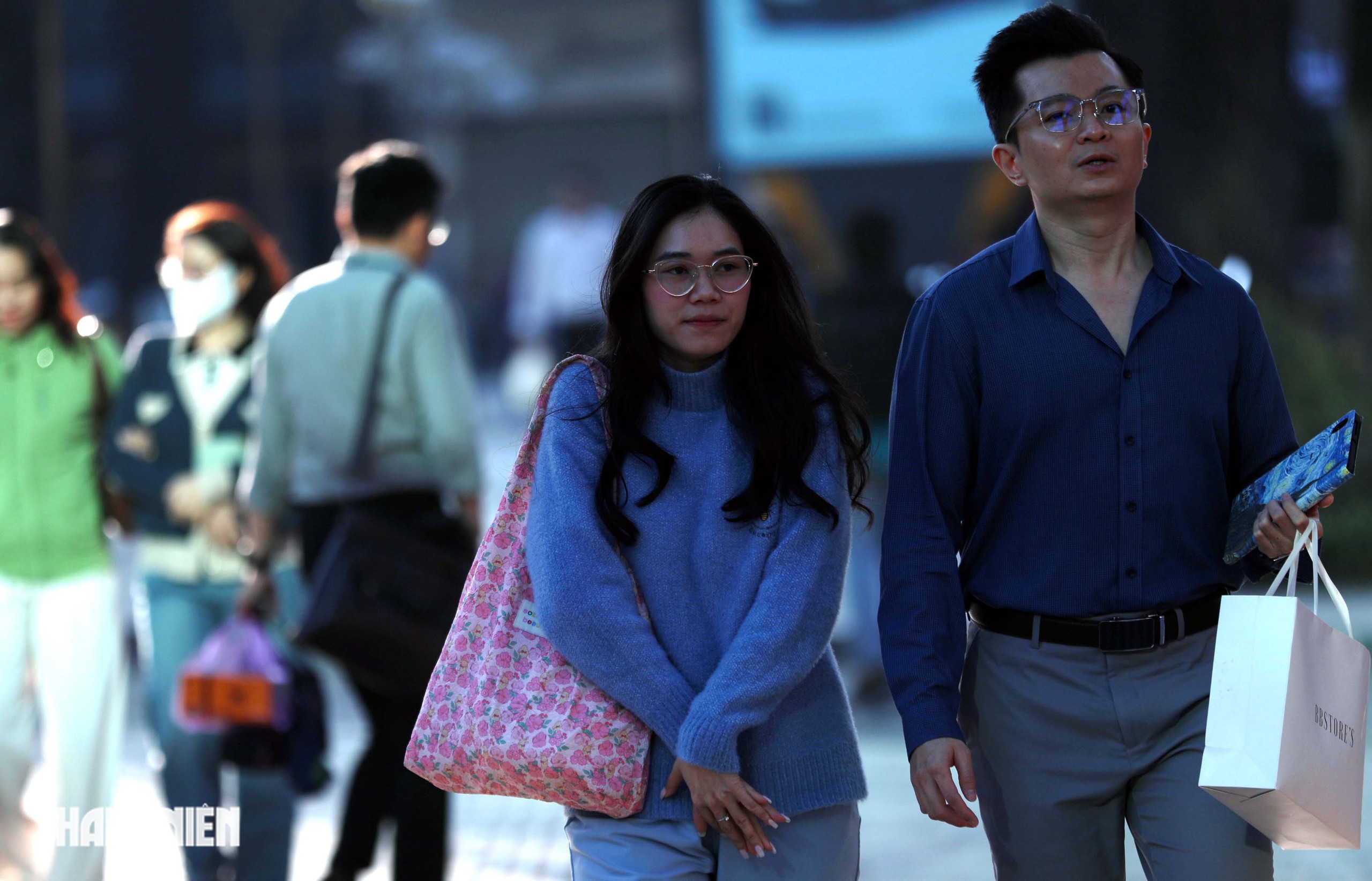 Sáng nay TP.HCM xuống 17 độ C, áo ấm, khăn choàng xuất hiện khắp phố- Ảnh 11. Sáng nay TP.HCM xuống 17 độ C, áo ấm, khăn choàng xuất hiện khắp phố- Ảnh 11.