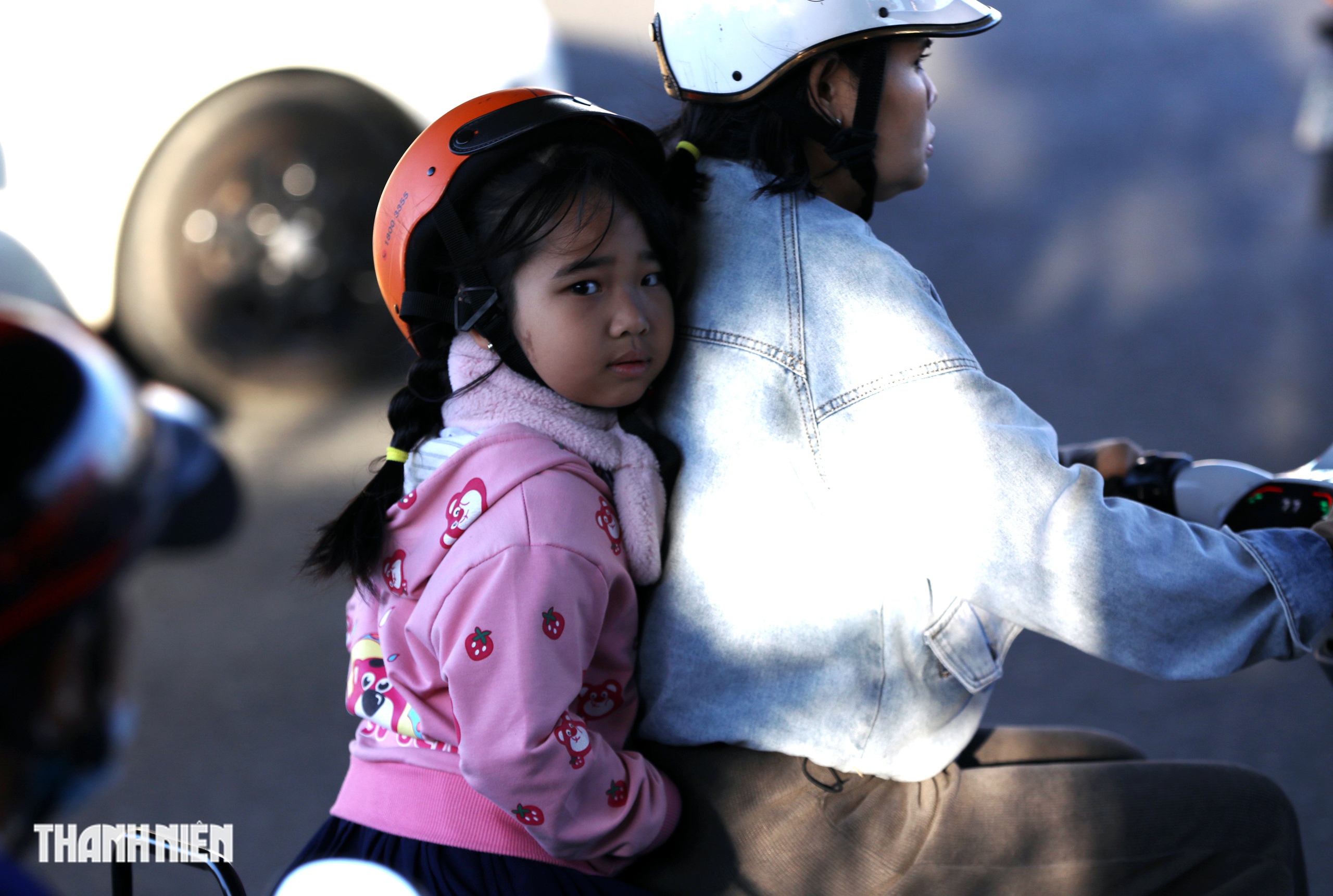 Sáng nay TP.HCM xuống 17 độ C, áo ấm, khăn choàng xuất hiện khắp phố- Ảnh 6. Sáng nay TP.HCM xuống 17 độ C, áo ấm, khăn choàng xuất hiện khắp phố- Ảnh 6.