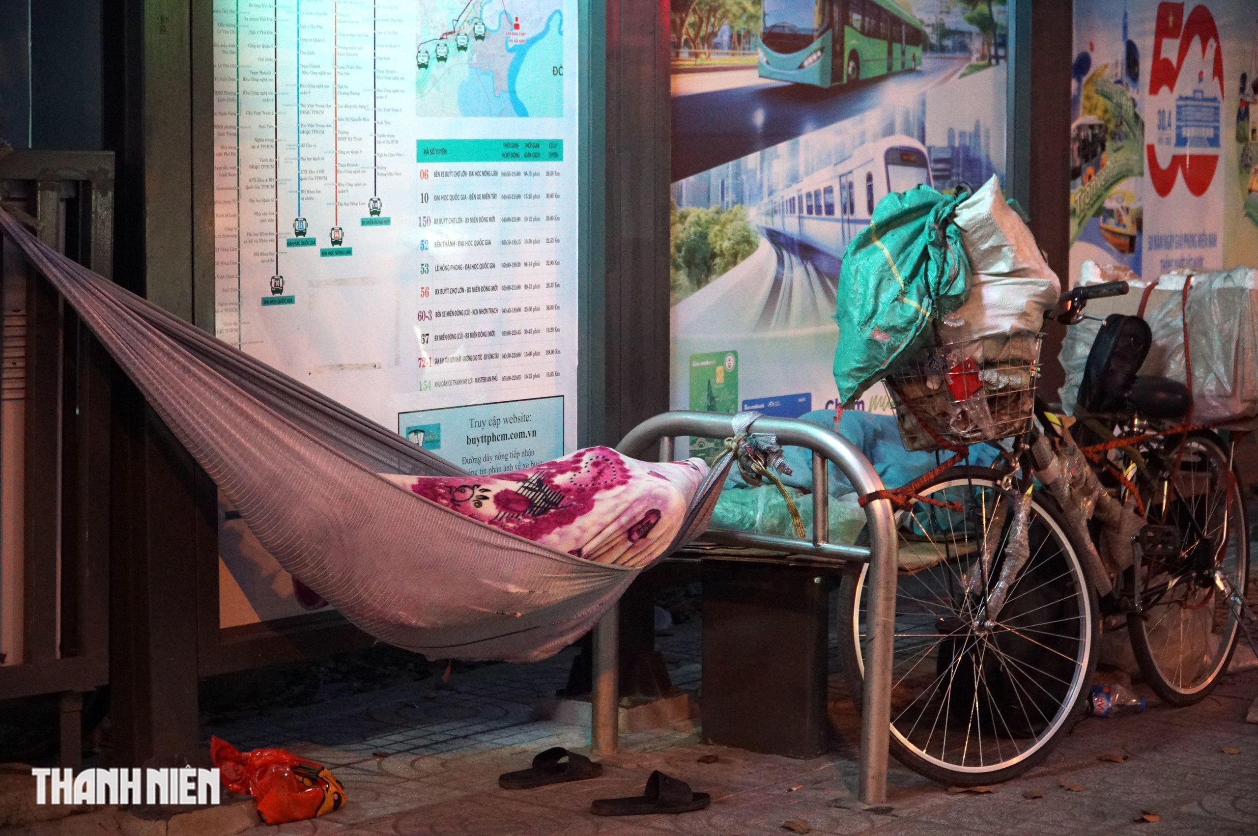 Nhiệt độ h&ocirc;m nay ở TP . HCM xuống 17 độ C , người d&acirc;n mặc &aacute;o kho&aacute;c chống lạnhNhiệt độ h&ocirc;m nay ở TP.HCM xuống 17 độ C, nhiều người mặc &aacute;o mưa chống lạnh - Ảnh 4.