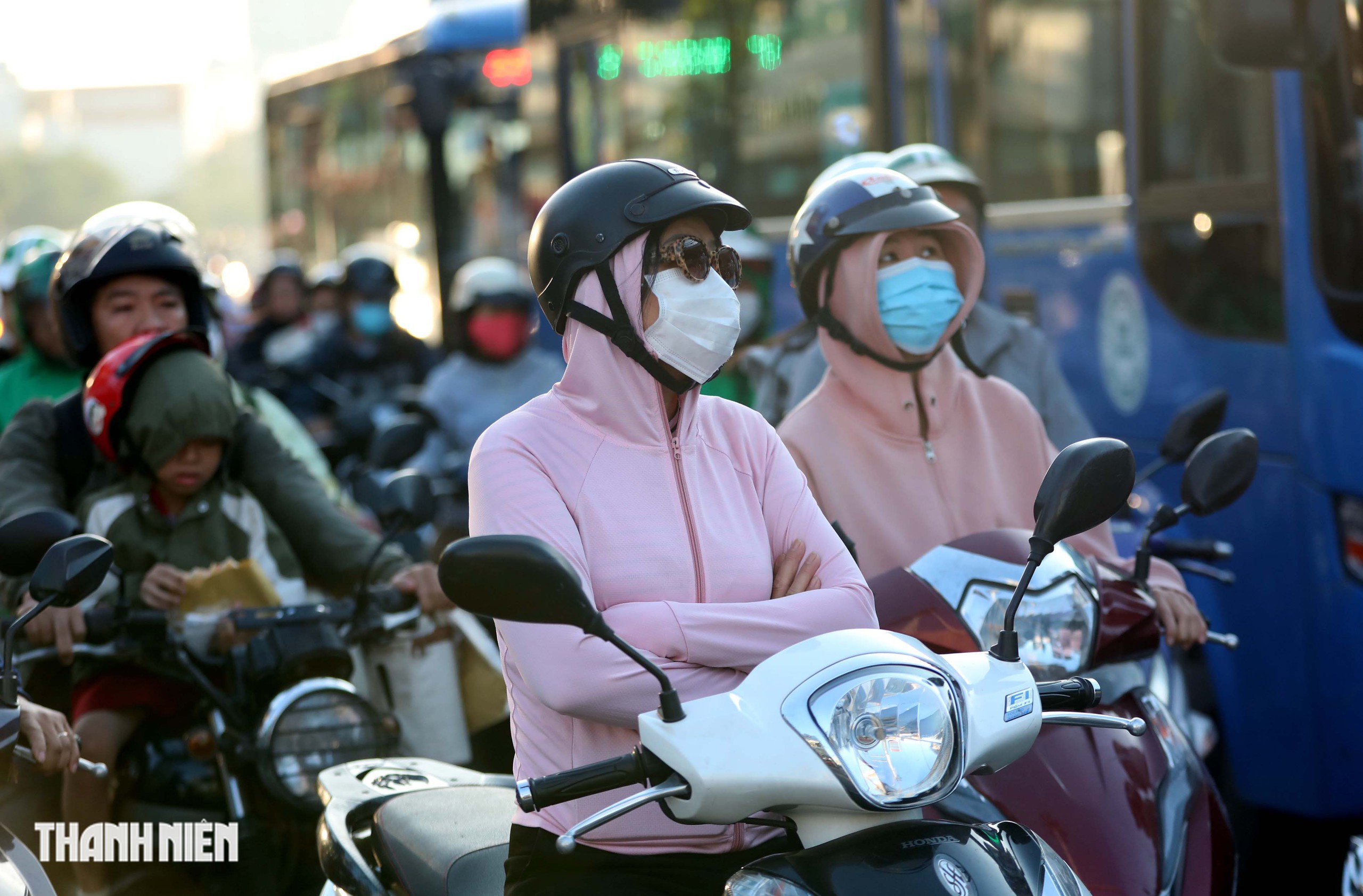 Sáng nay TP.HCM xuống 17 độ C, áo ấm, khăn choàng xuất hiện khắp phố- Ảnh 1. Sáng nay TP.HCM xuống 17 độ C, áo ấm, khăn choàng xuất hiện khắp phố- Ảnh 1.