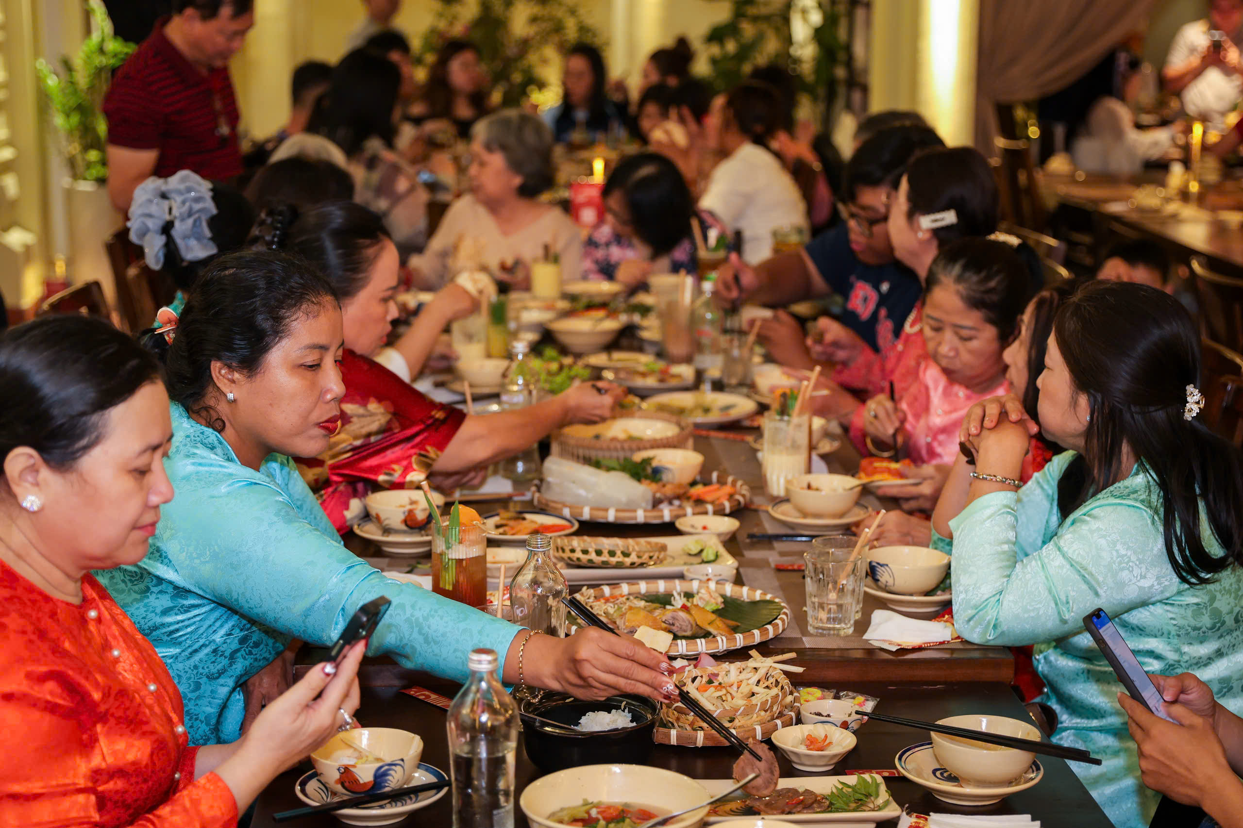 Bất ngờ m&acirc;m cỗ tết 3 miền ngay tại TP.HCM: Thực kh&aacute;ch h&agrave;o hứng 'ăn tết sớm' - Ảnh 10.