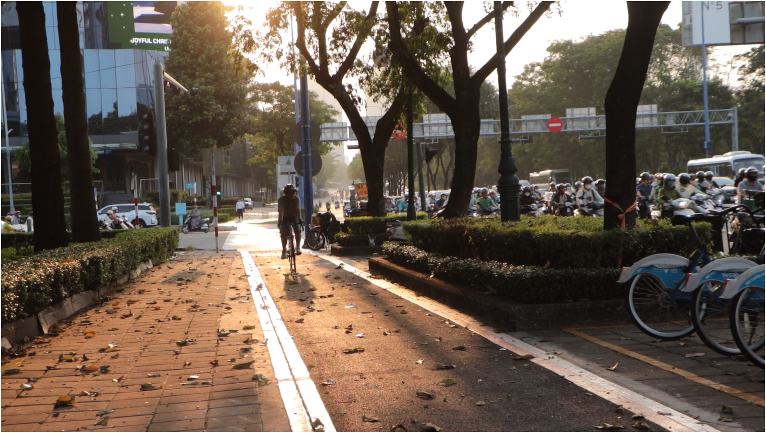 Làn ưu tiên hay làn riêng cho xe đạp: Người dân TP.HCM còn nhiều băn khoăn - Ảnh 1.