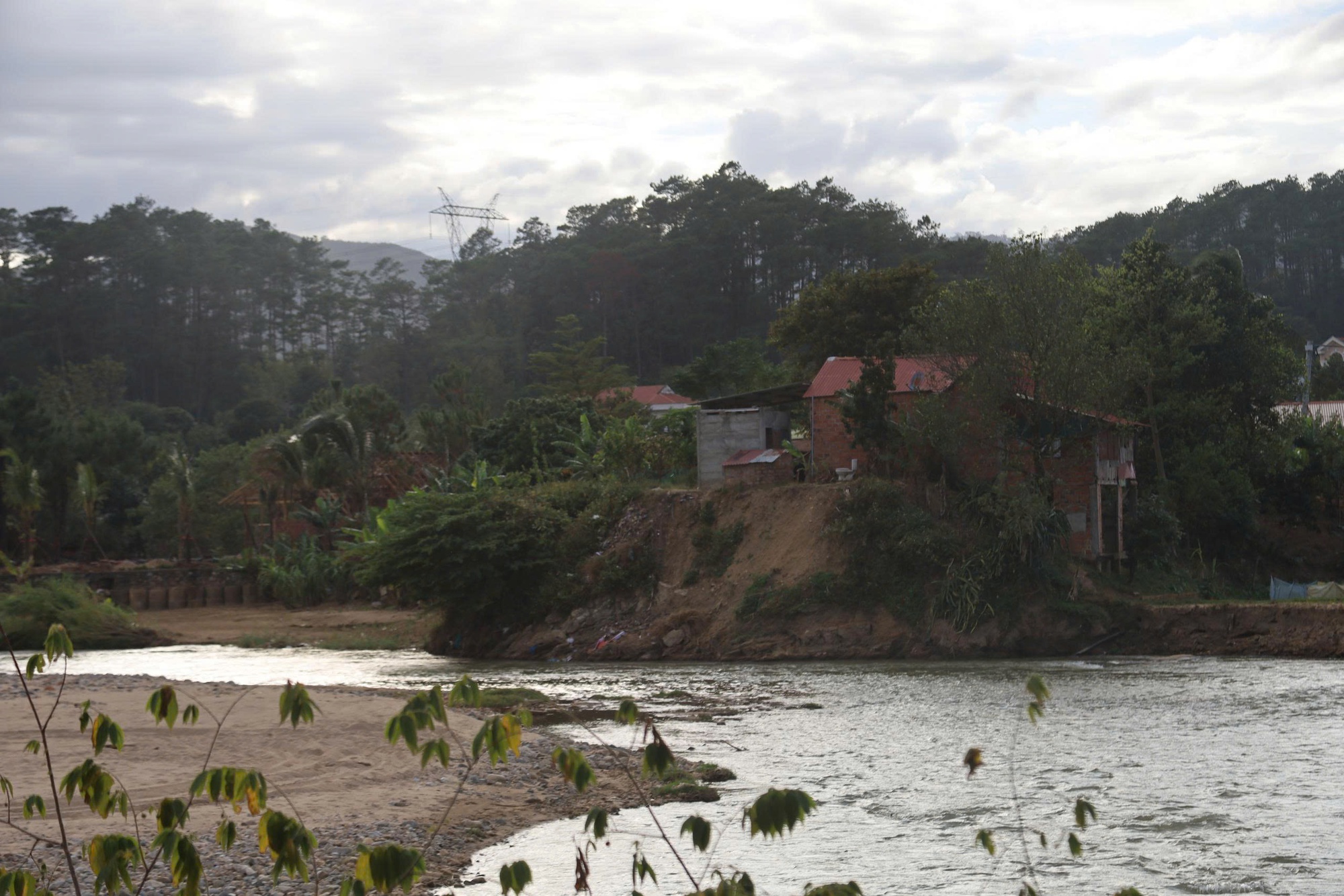 Sạt lở bờ sông Pô Kô uy hiếp khu dân cư và trường học- Ảnh 1. Sạt lở bờ sông Pô Kô uy hiếp khu dân cư và trường học- Ảnh 1.