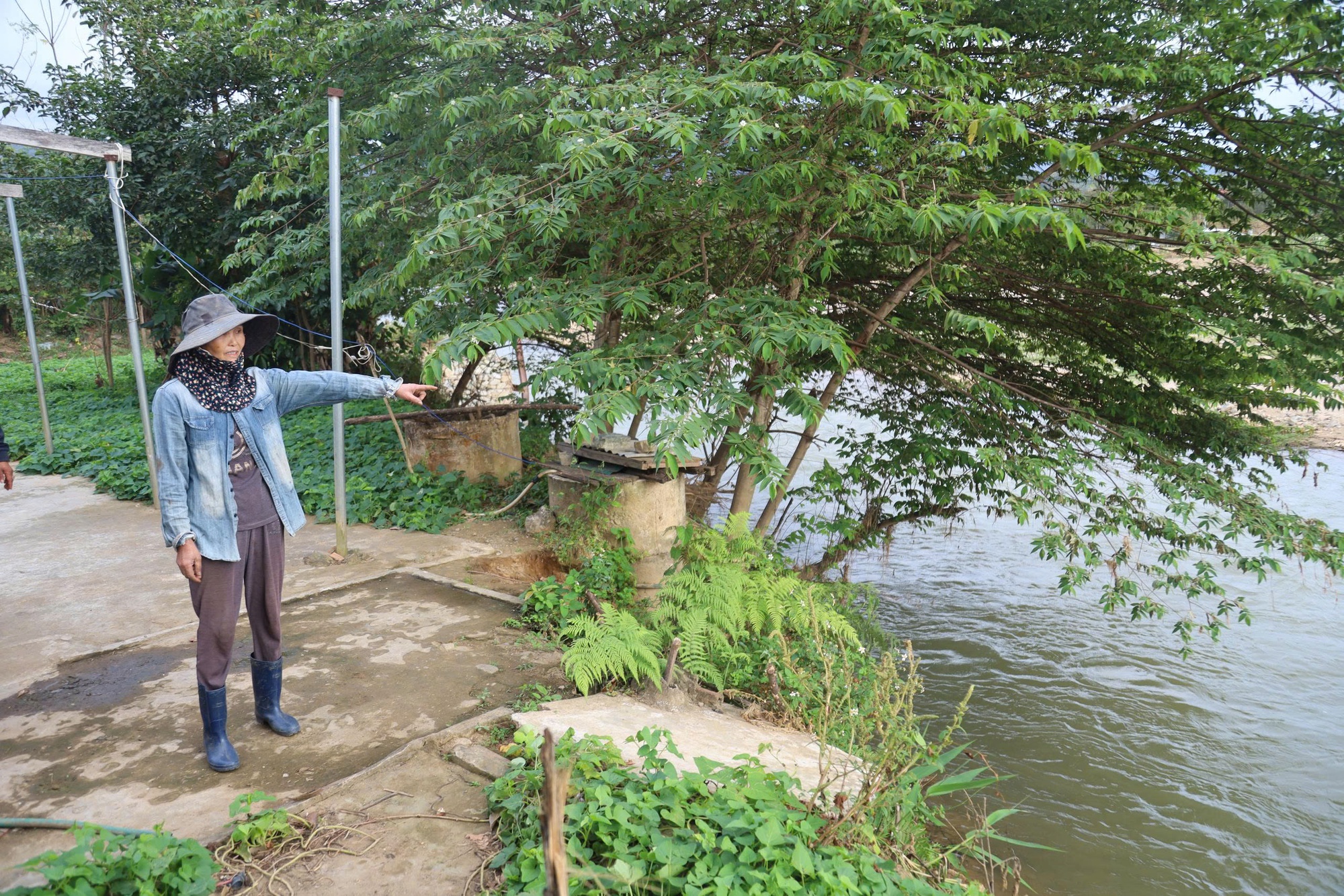 Sạt lở bờ sông Pô Kô uy hiếp khu dân cư và trường học- Ảnh 2. Sạt lở bờ sông Pô Kô uy hiếp khu dân cư và trường học- Ảnh 2.