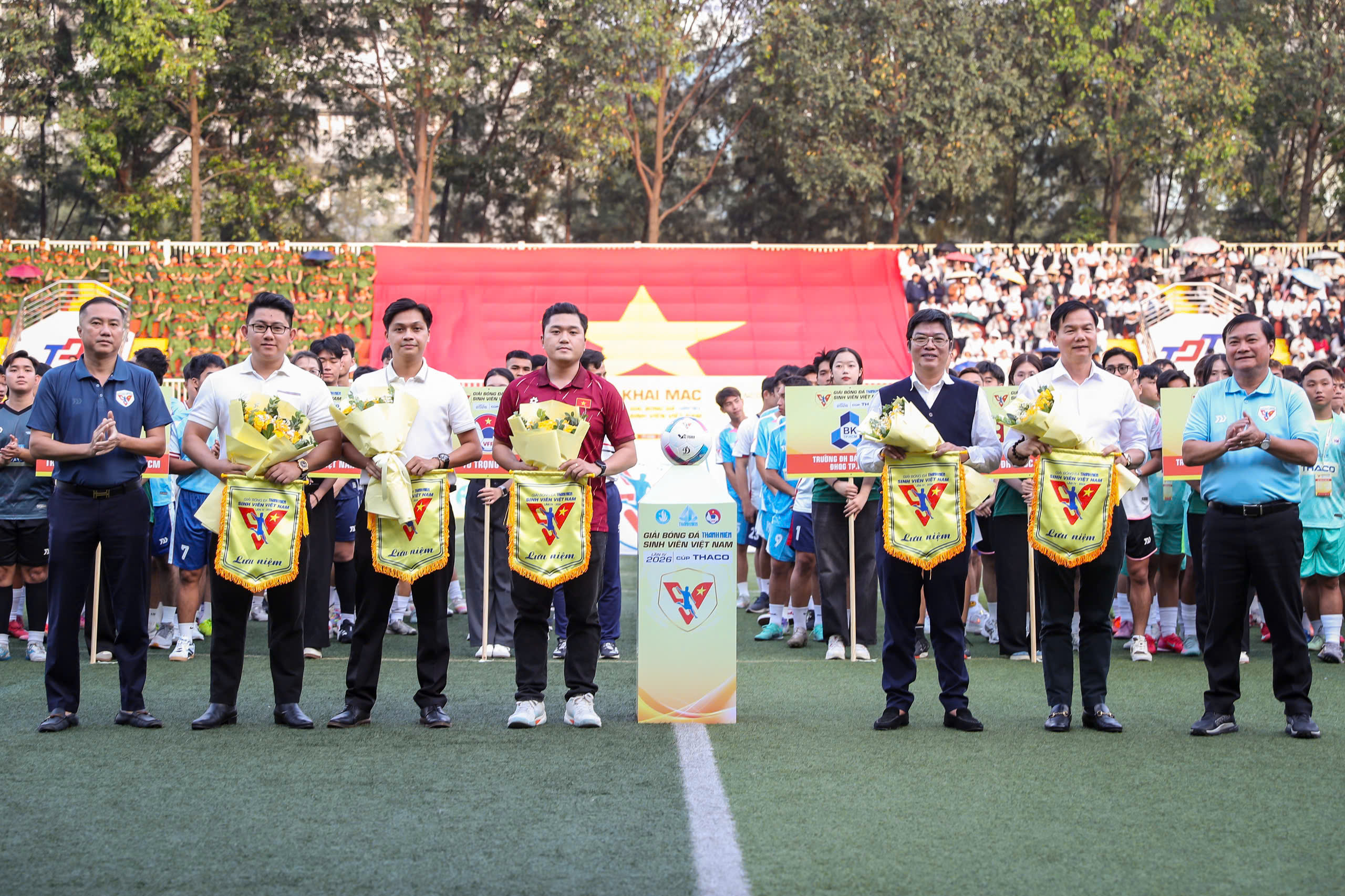 Rực rỡ lễ khai mạc TNSV THACO cup 2026: Ng&agrave;y hội lớn đậm chất sinh vi&ecirc;n, chuy&ecirc;n nghiệp v&agrave; hấp dẫn - Ảnh 18.