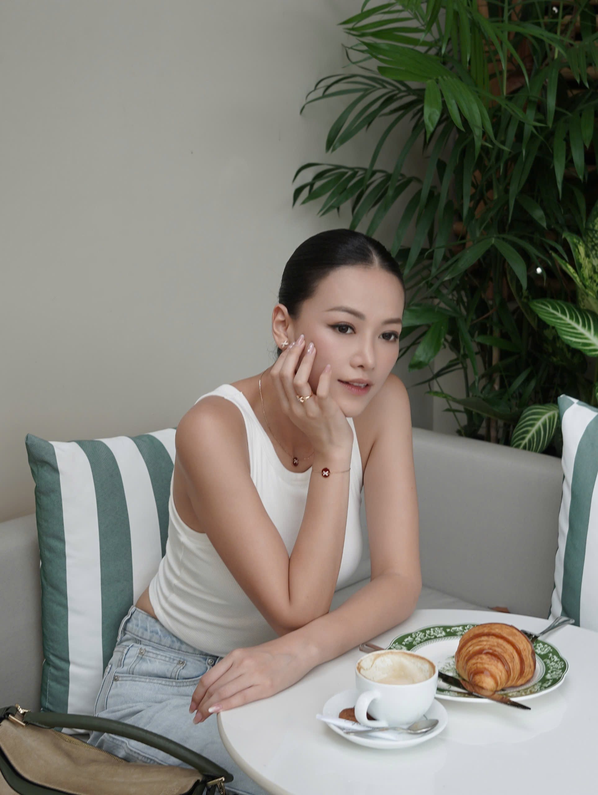 Phong cách đời thường của Phương Khánh, Tiểu Vy - Ảnh 1.