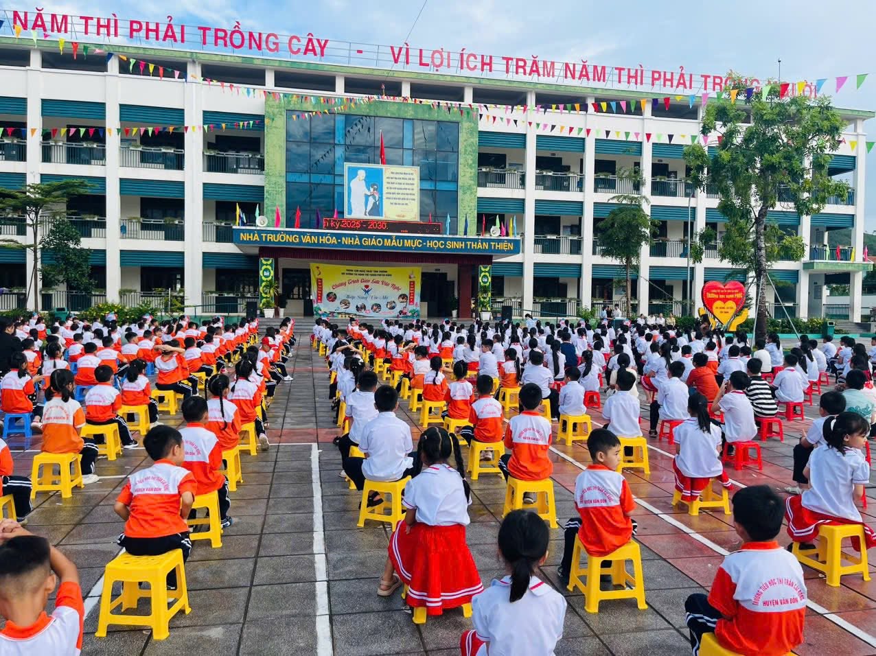 Quảng Ninh: Tạm đình chỉ cô giáo tác động vật lý với học sinh - Ảnh 1.