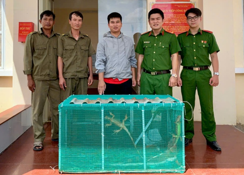 Một người dân tự nguyện giao nộp 10 con rồng Nam Mỹ cho công an - Ảnh 1.