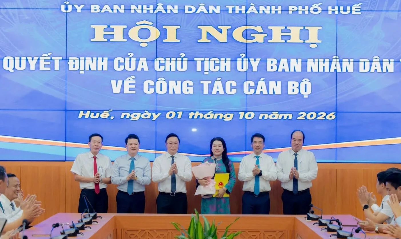 Huế điều động bổ nhiệm 17 cán bộ lãnh đạo các sở, ban quản lý dự án - Ảnh 1.