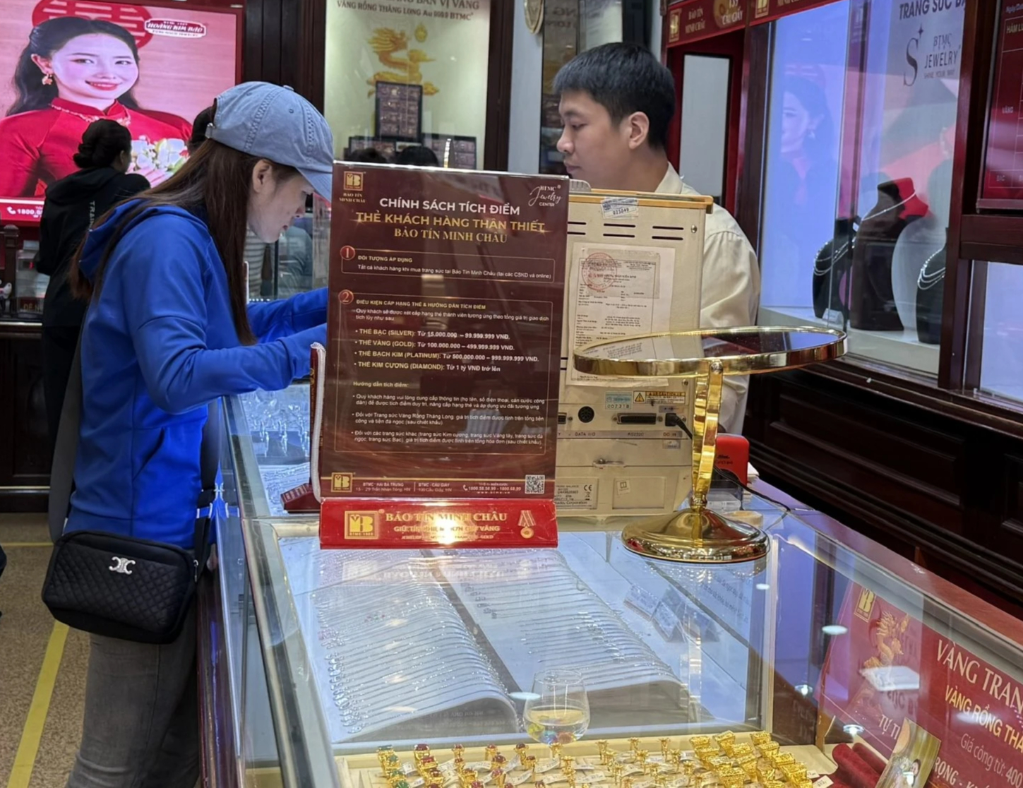 Giá vàng 'lao dốc' suốt 8 tháng, đu đỉnh lỗ 50 triệu/lượng- Ảnh 3.