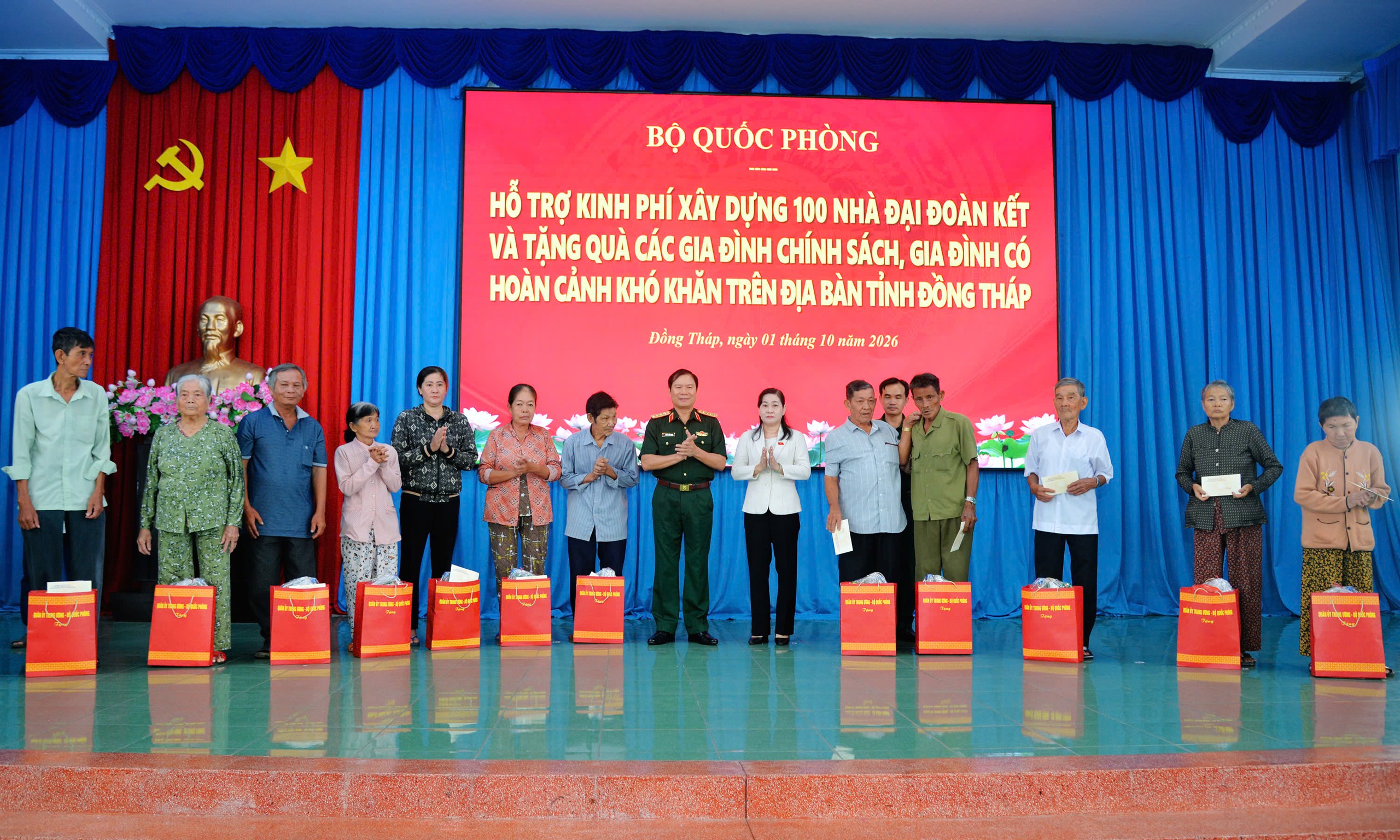 Đại tướng Nguyễn Tân Cương trao tặng 6 tỉ đồng xây nhà cho các hộ nghèo - Ảnh 2.