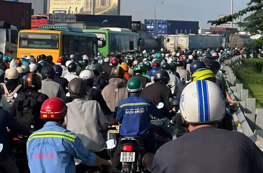 Lí do kẹt xe nghiêm trọng khu vực cầu Đồng Nai vào sáng 1.10 - Ảnh 2.