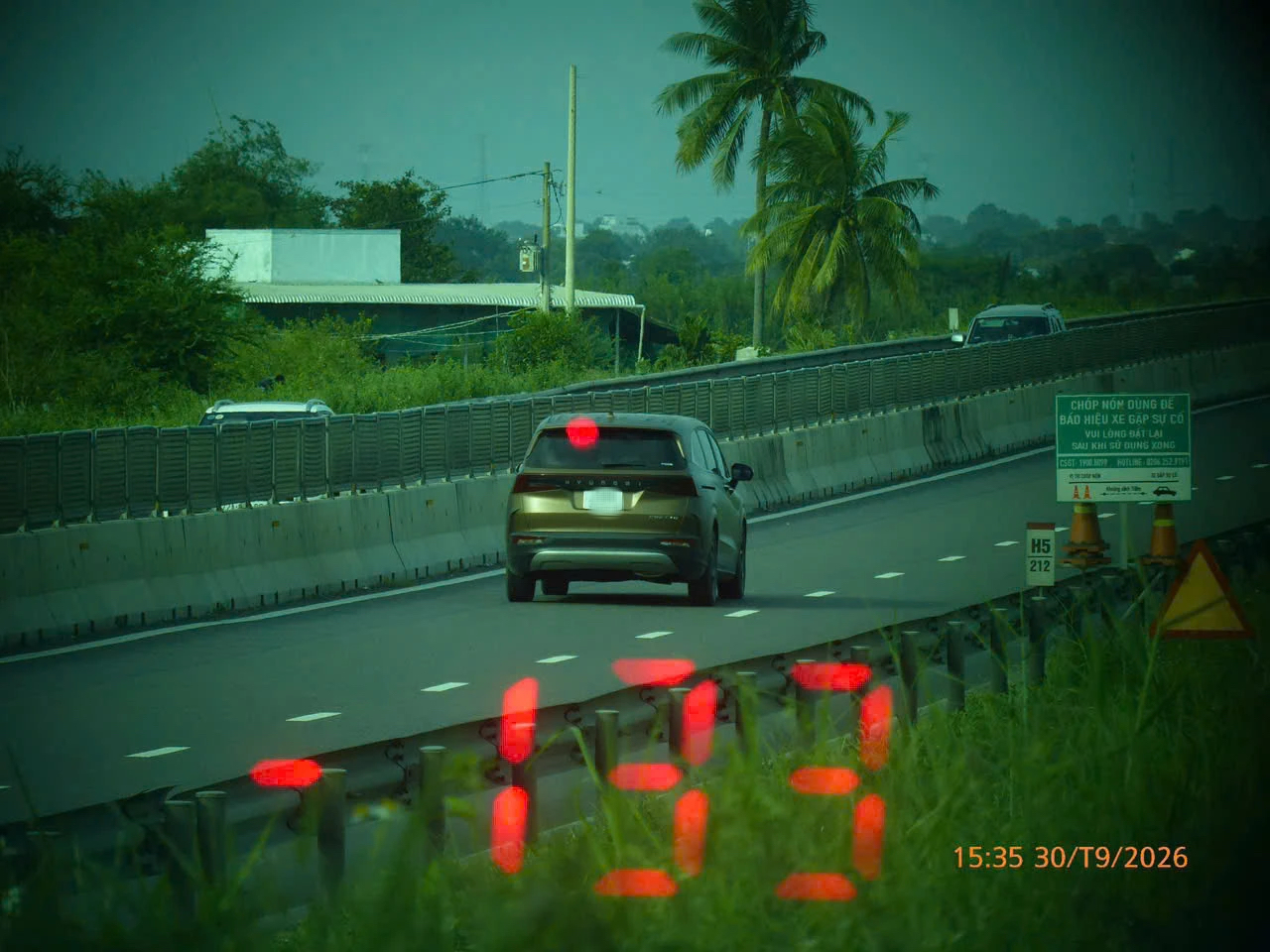 Người nước ngoài chạy tới 133 km/giờ trên cao tốc Vĩnh Hảo - Phan Thiết - Ảnh 1.