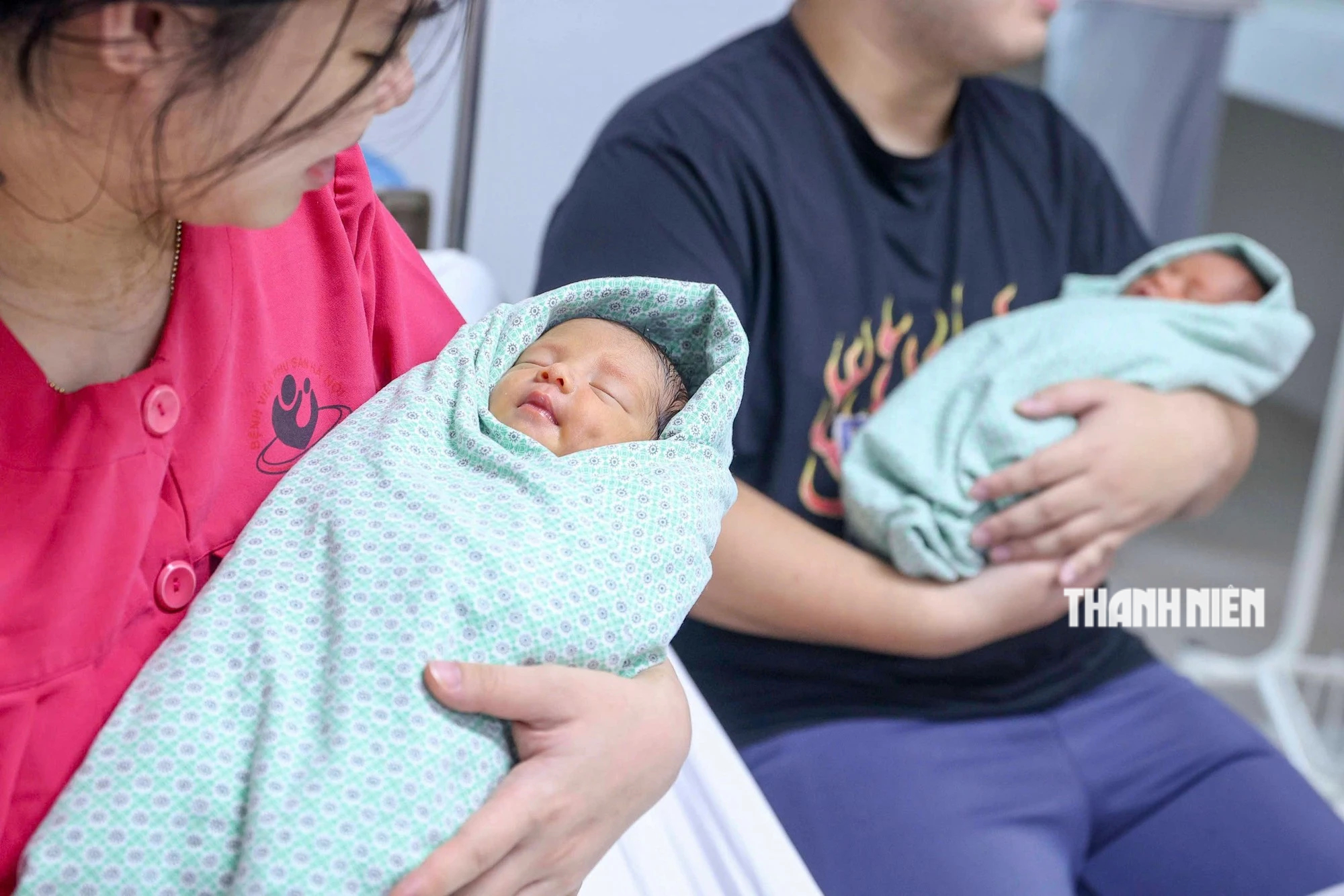 Lý do Bộ Y tế đề xuất thưởng tiền, sữa khi sinh 2 con gái - Ảnh 1.
