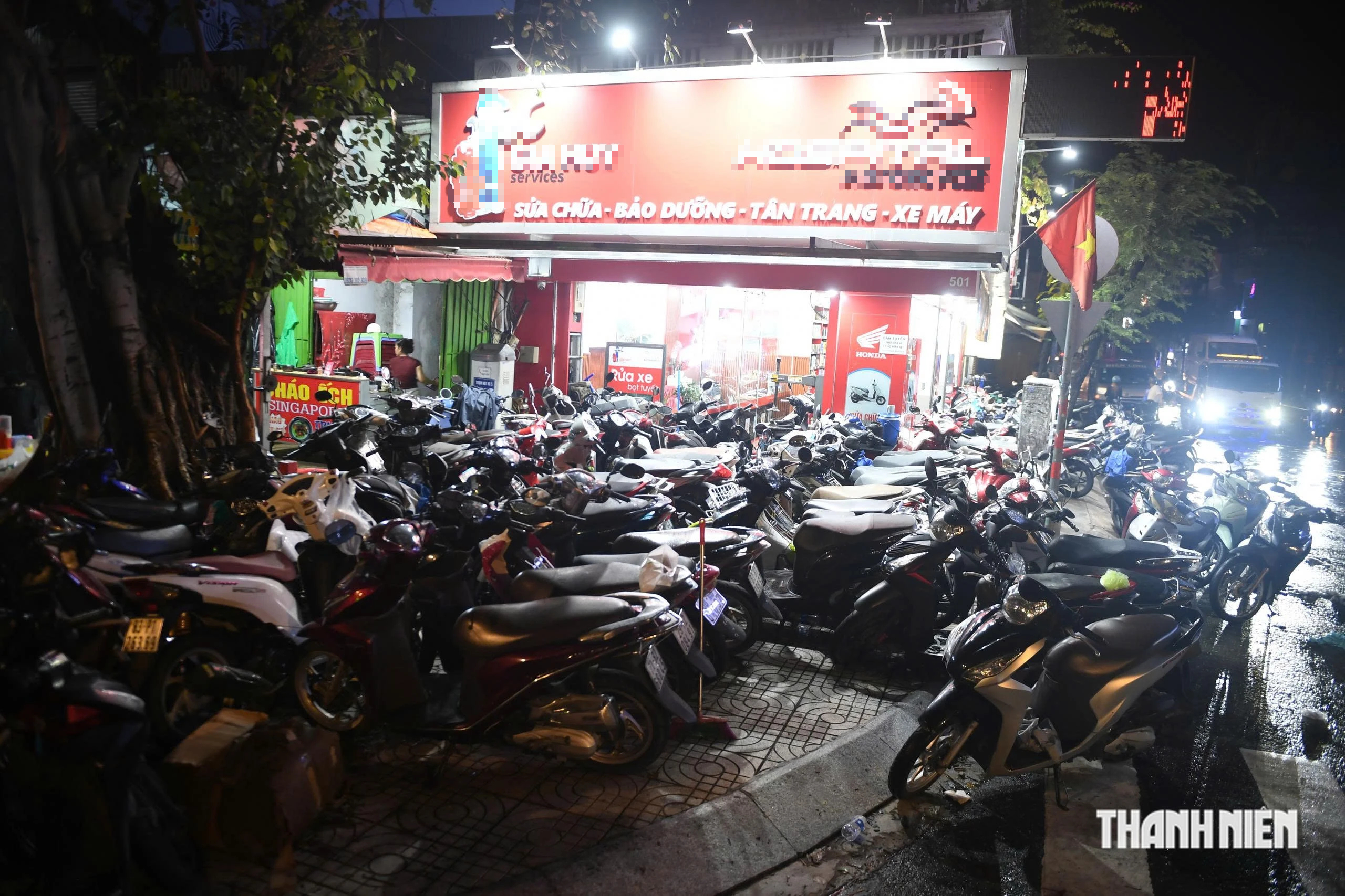Ngập nước lúc 0 giờ: Người mắc kẹt không về nhà, người chờ dọn dẹp - Ảnh 12.