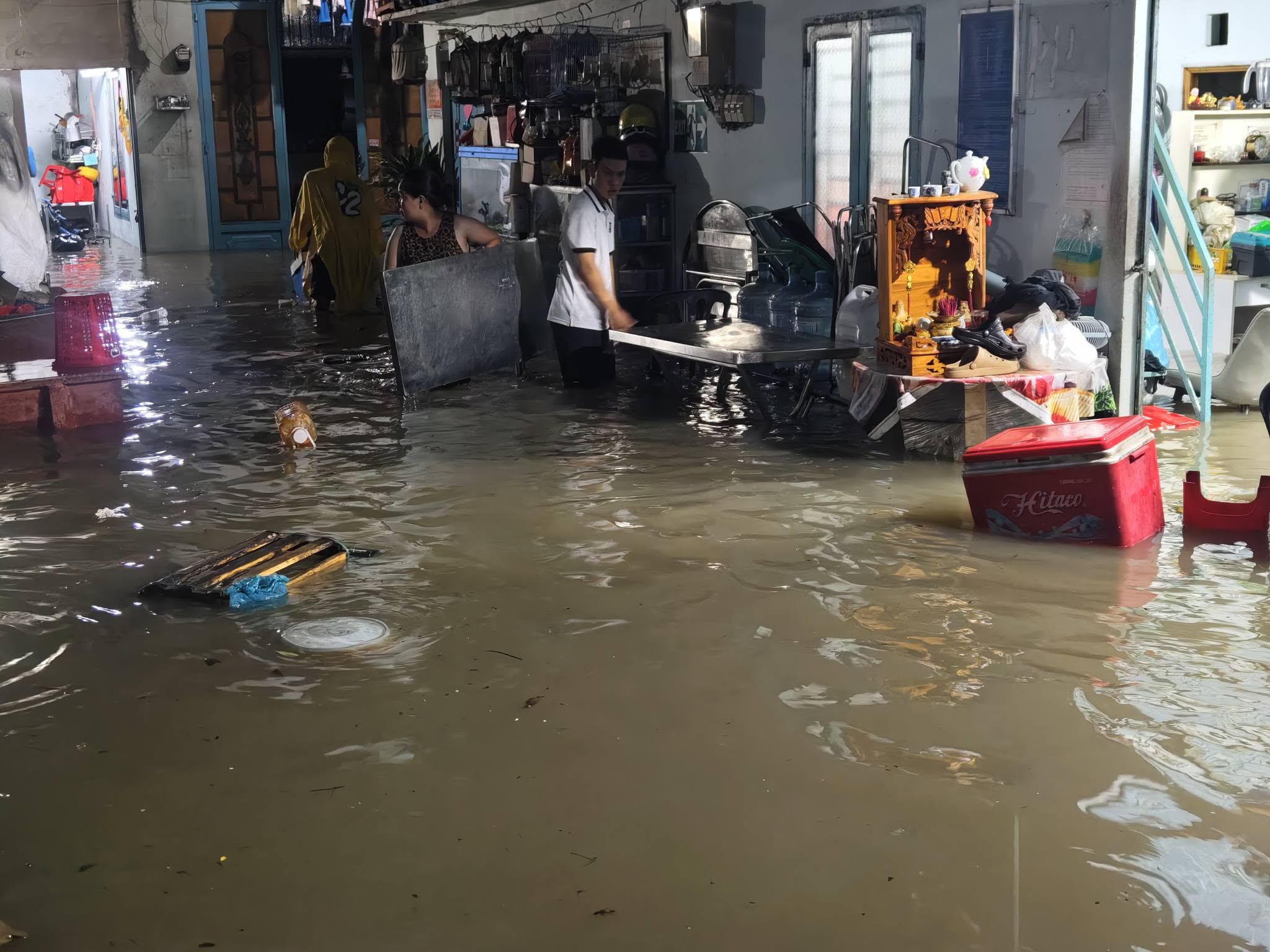 Mưa lớn ở TP.HCM: Nhiều người trắng đêm thấp thỏm, dọn nước ngập trong nhà - Ảnh 2.