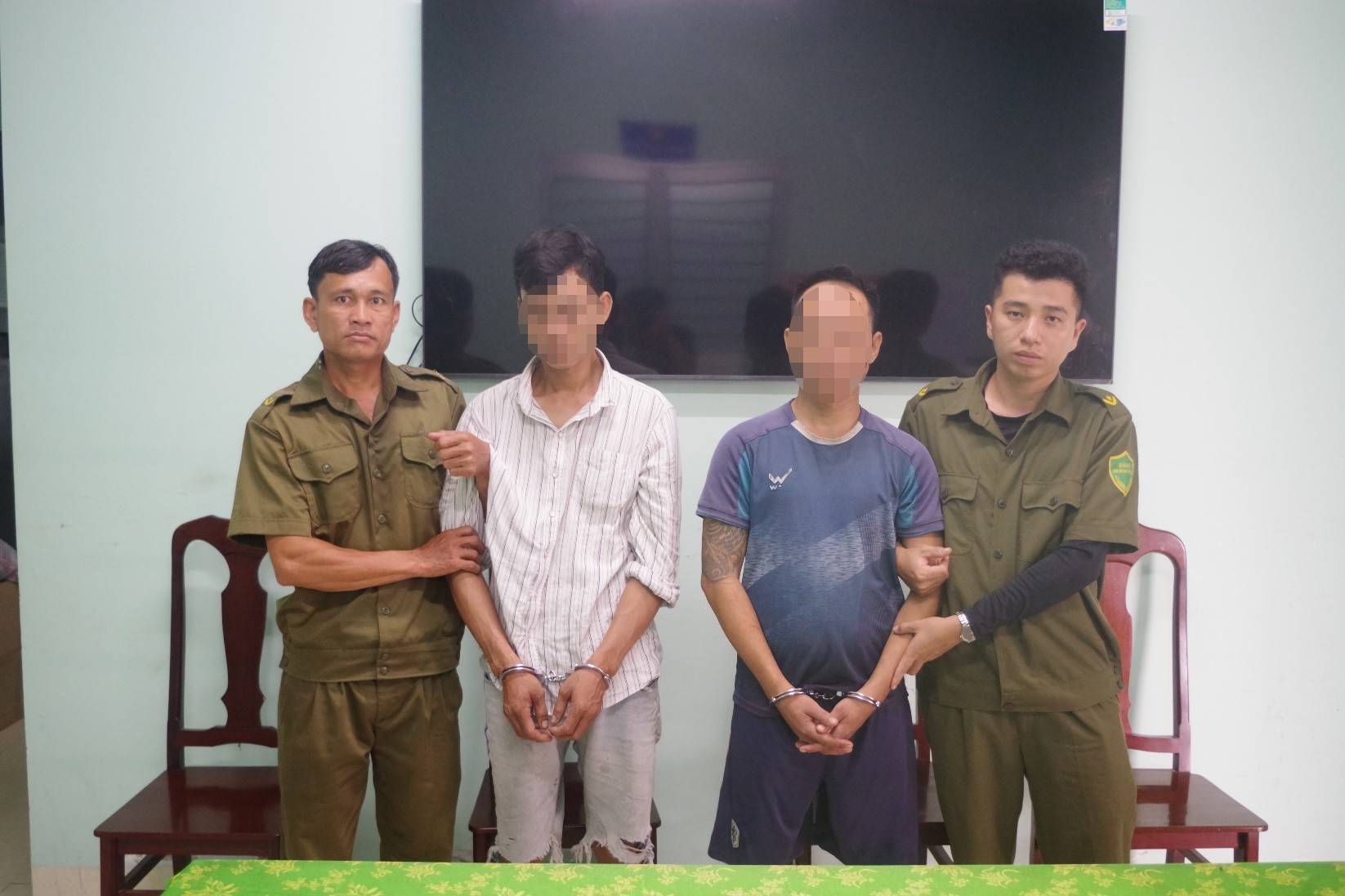 An Giang bắt nhiều vụ trộm chó có súng điện, bột ớt và bình xịt hơi cay - Ảnh 1.