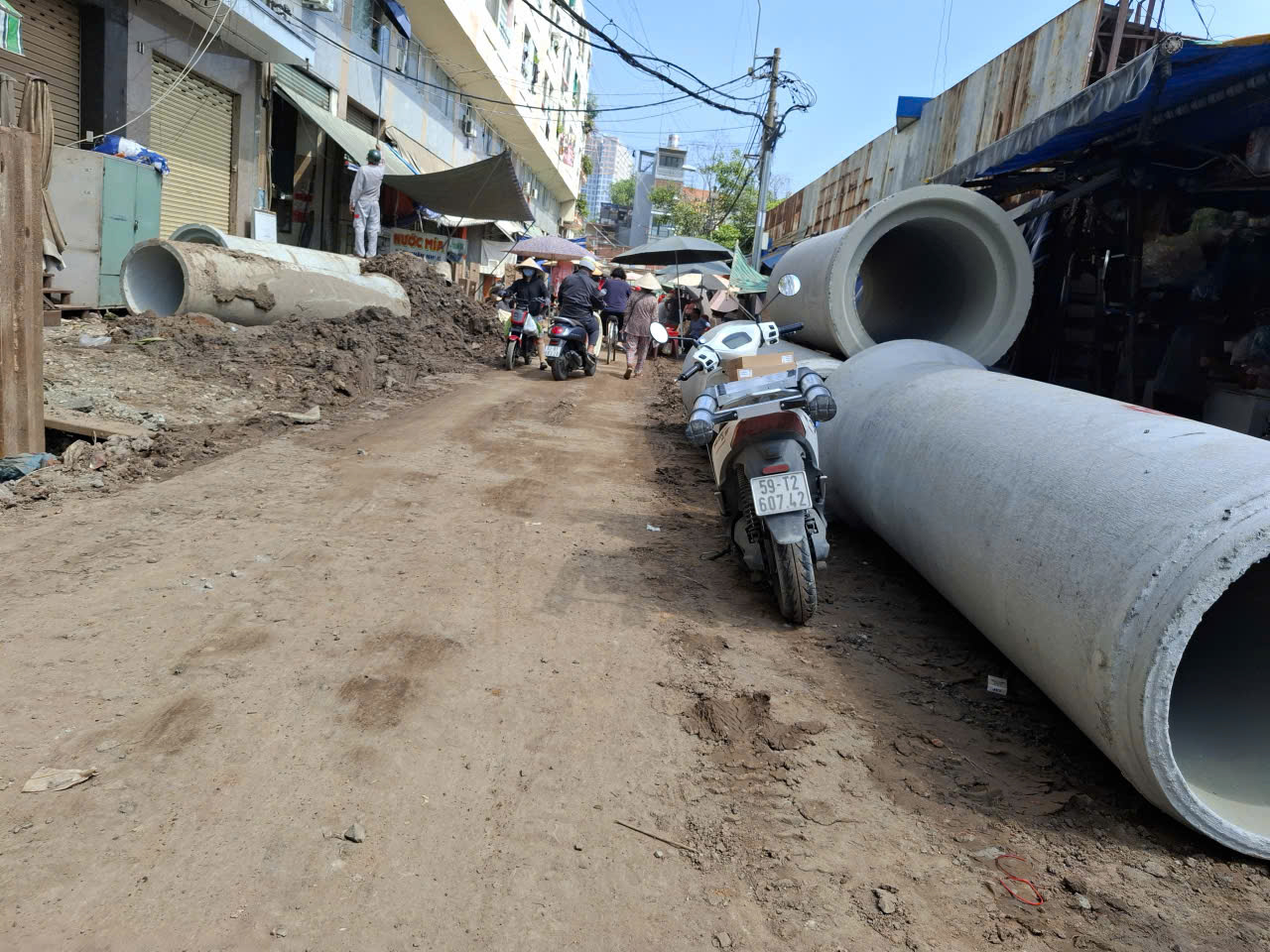 C&ocirc;ng tr&igrave;nh trước chợ Ph&uacute; L&acirc;m qu&aacute; ngổn ngang- Ảnh 1.