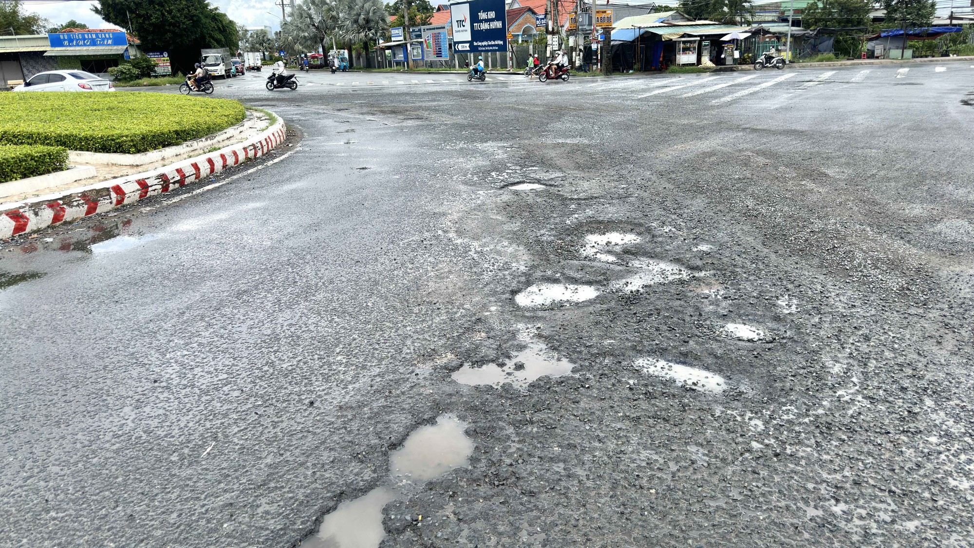 Nhiều ổ gà ngay vòng xoay Tân Kim- Ảnh 1.