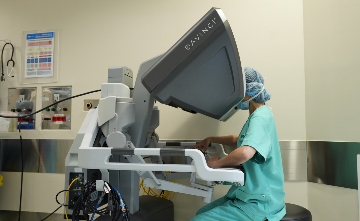 BS.CKII Lê Ngọc Diệp: 'Tôi ước tất cả bệnh nhân đều có cơ hội mổ bằng robot' - Ảnh 3.
