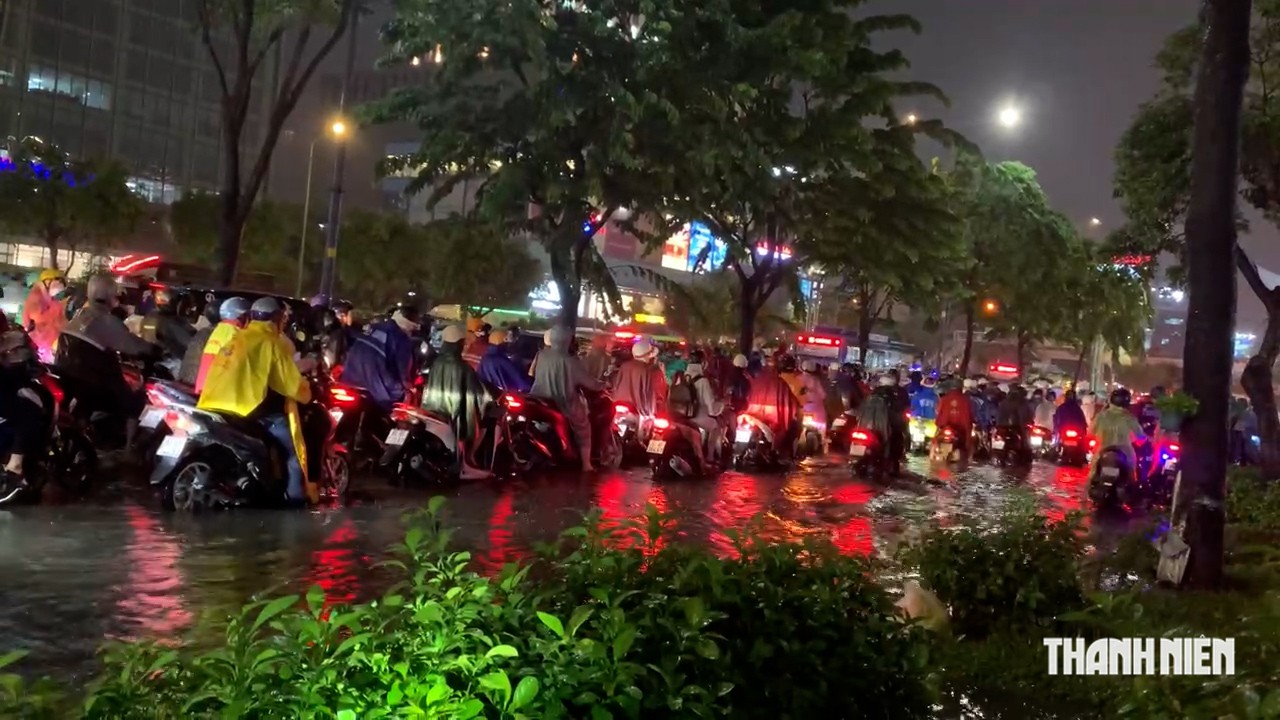 Mưa như trút nước, ngã tư Hàng Xanh kẹt cứng giờ tan tầm - Ảnh 1.